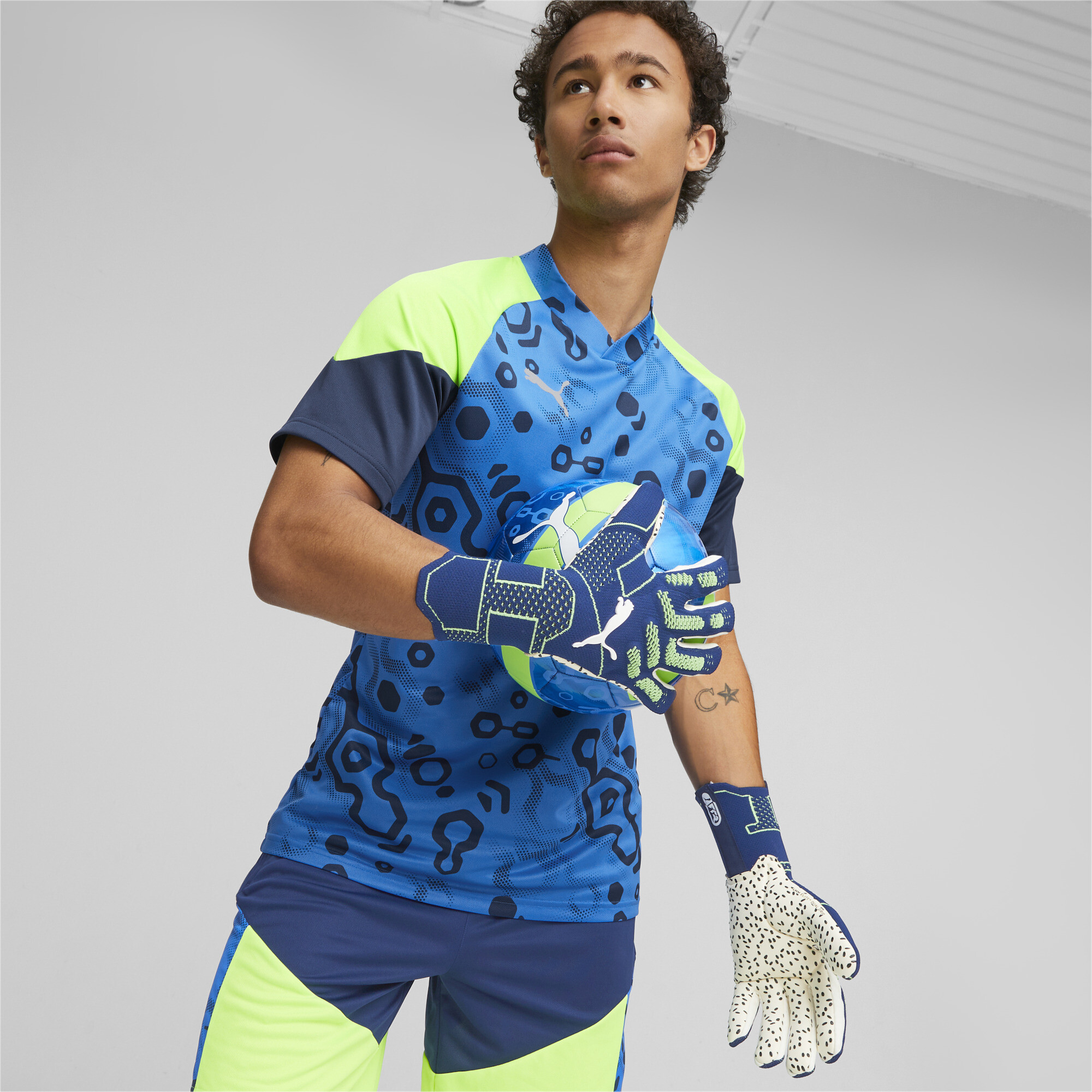 Men's Puma FUTURE Ultimate Negative Cut Football Goalkeeper Gloves, Blue, Size 10.5, Accessories