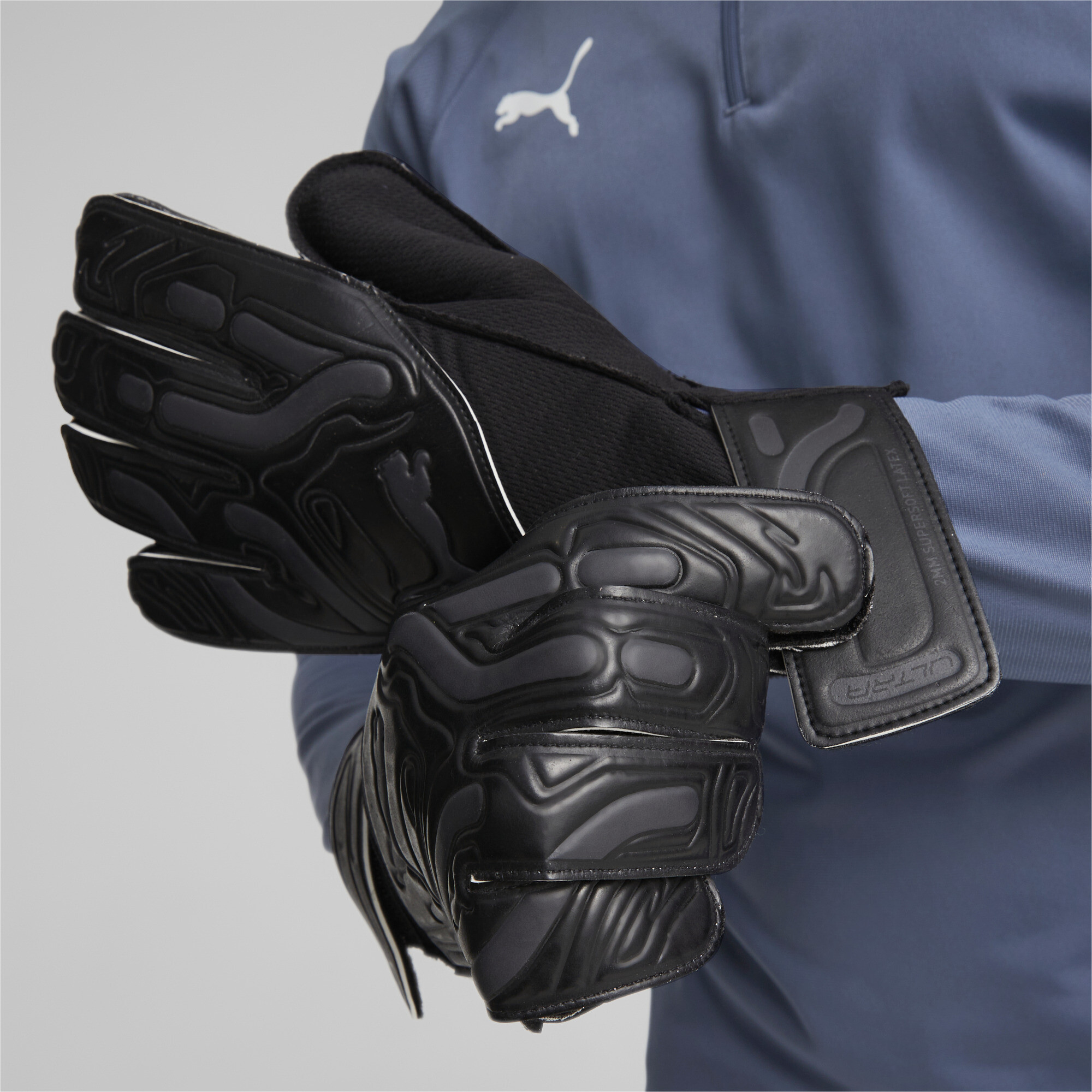 Men's PUMA ULTRA Play RC Goalkeeper Gloves In Black, Size UK 6