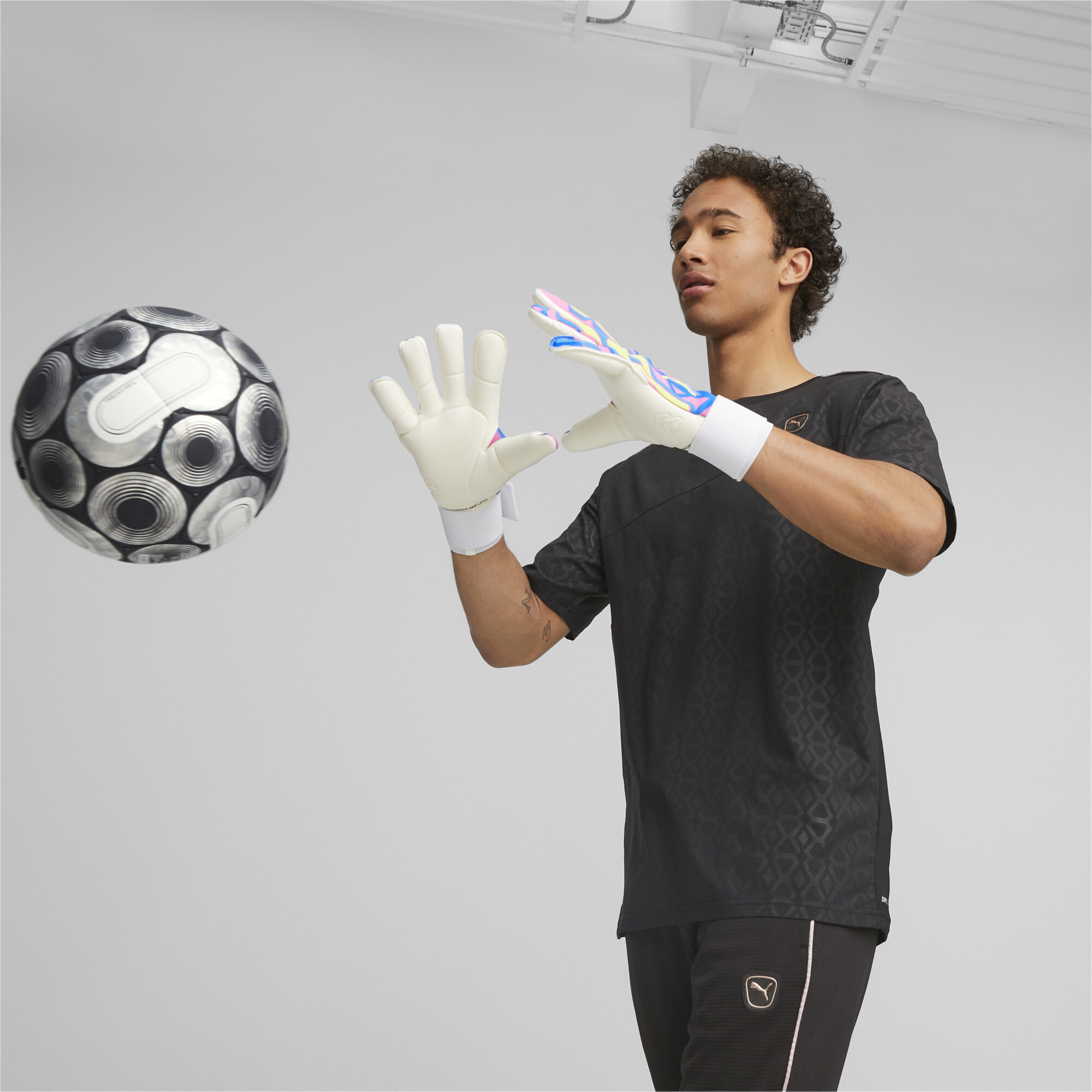 Men's PUMA ULTRA Ultimate ENERGY Hybrid Football Goalkeeper Gloves In Blue, Size UK 7