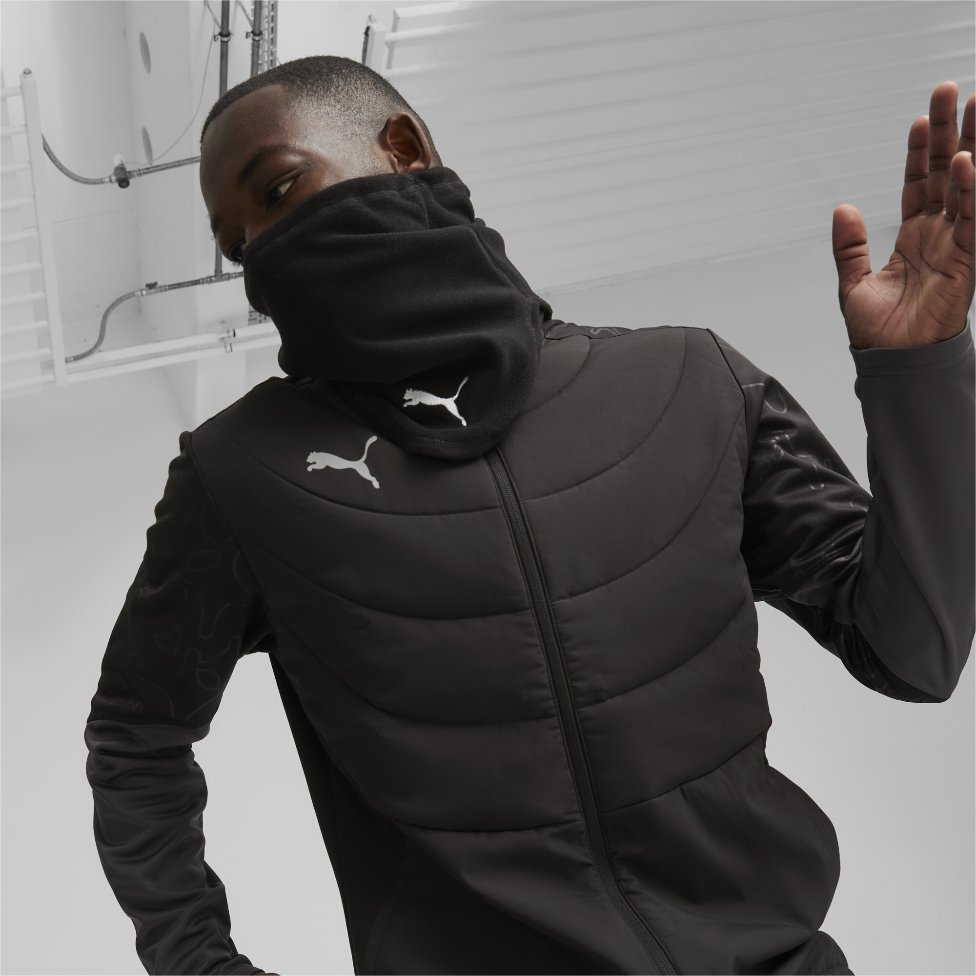 PUMA Individuele WINTERBESTENDIGE voetbalnekwarmer, Zwart/Wit thumbnail 4