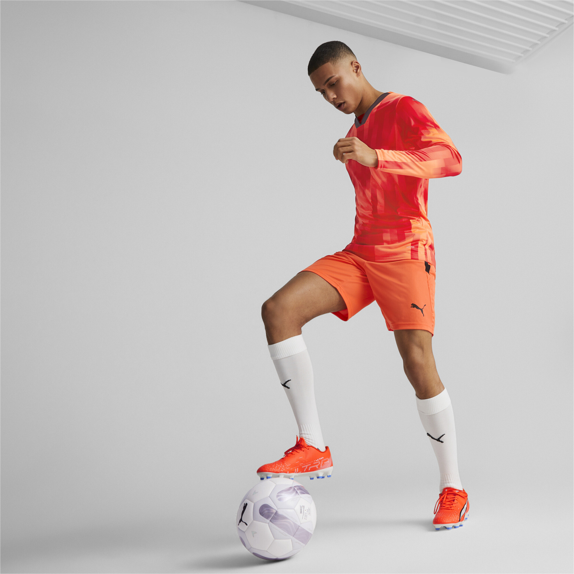 Men's PUMA ULTRA Play FG/AG Football Boots Men In Orange, Size EU 44