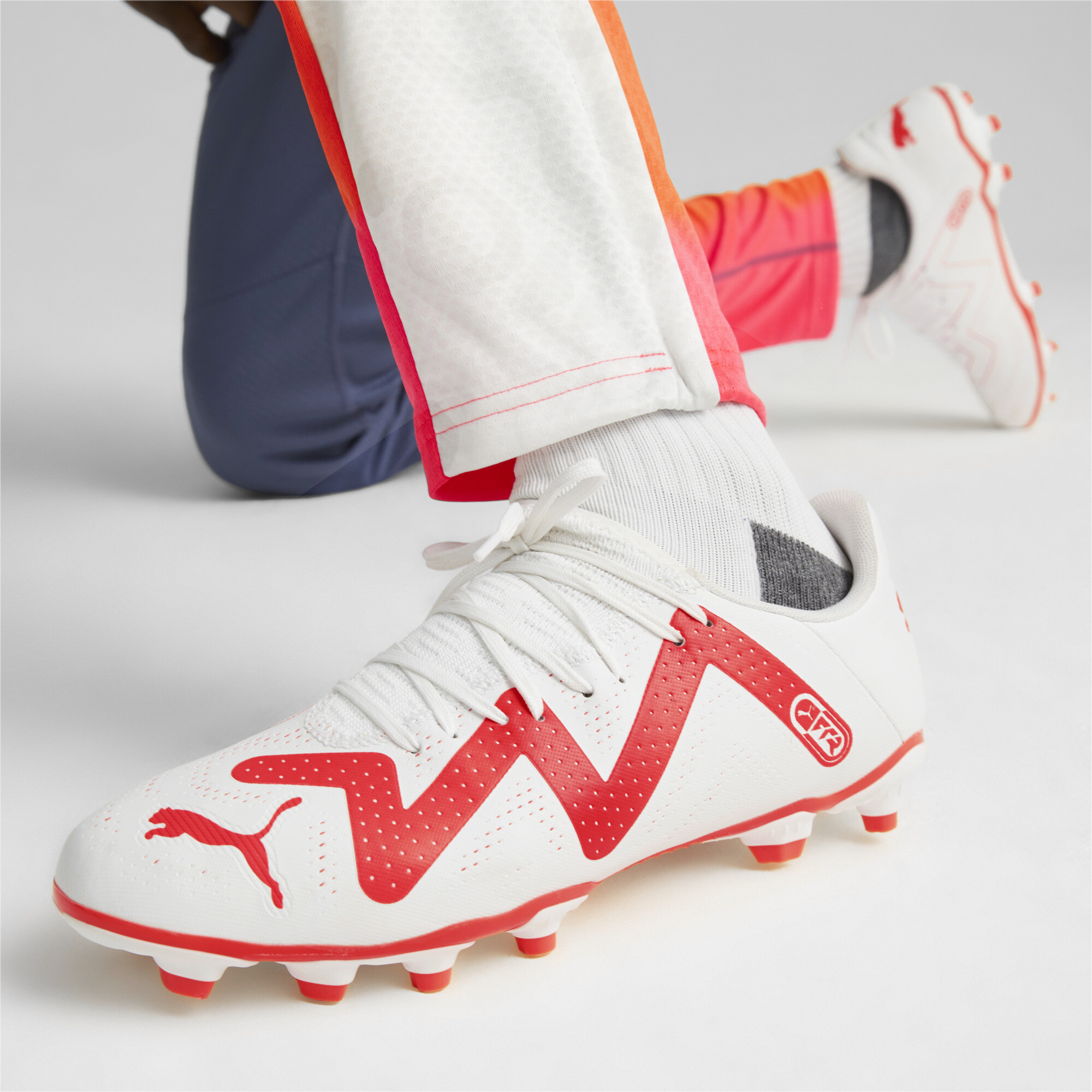 Men's PUMA FUTURE PLAY FG/AG Football Boots In White, Size EU 44