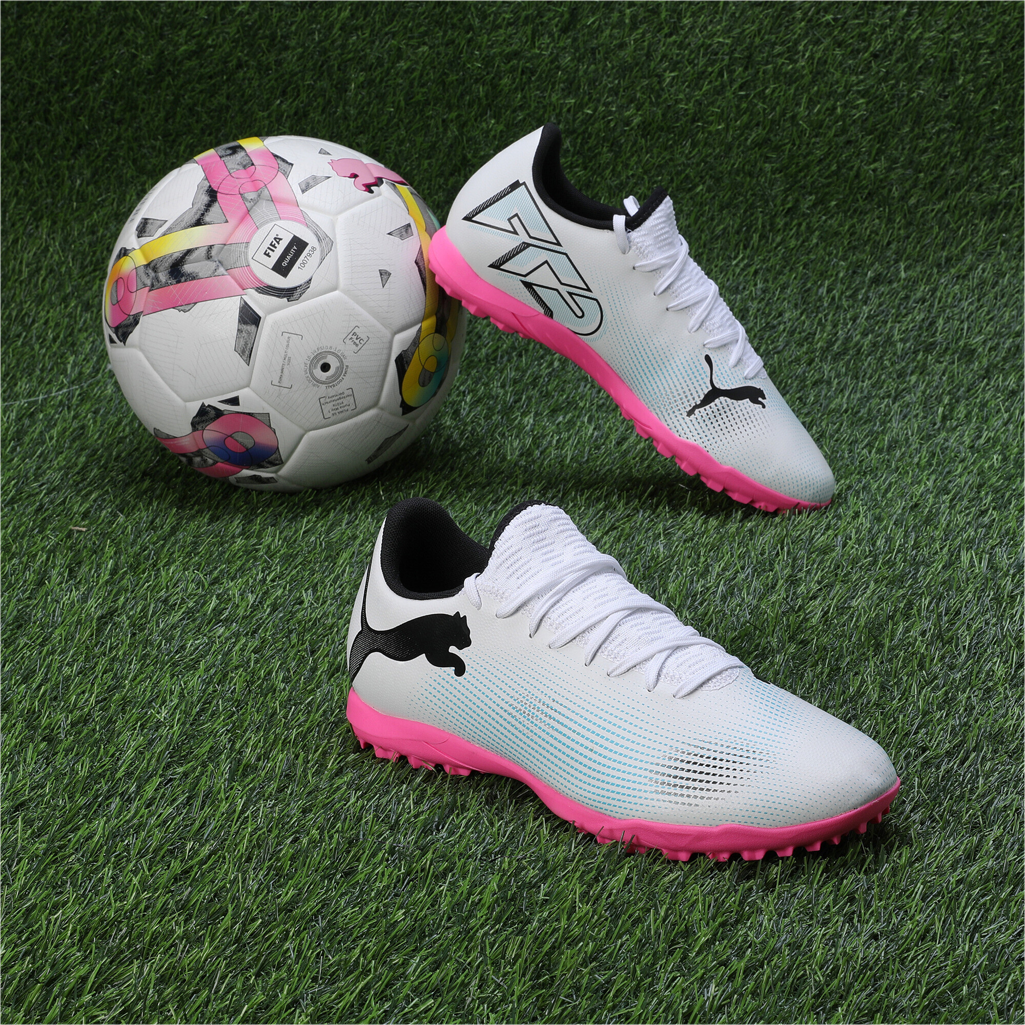 Men's PUMA FUTURE 7 PLAY TT Football Boots In White/Pink, Size EU 41