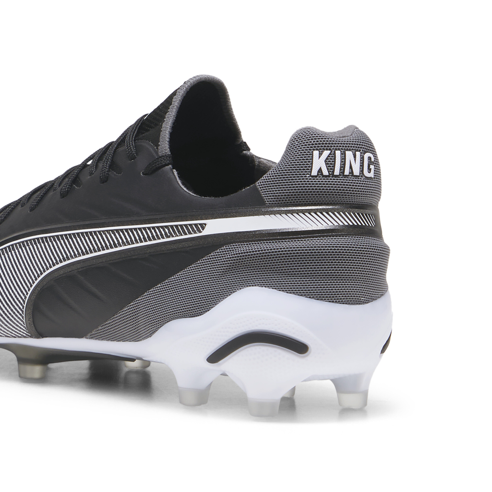 Men's PUMA KING ULTIMATE FG/AG Football Boots In Black, Size EU 41