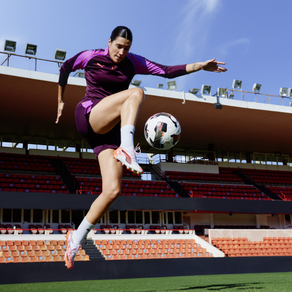 Botines de fútbol ULTRA 5 ULTIMATE FG para mujer, PUMA White-PUMA Black-Glowing Red, large-ARG