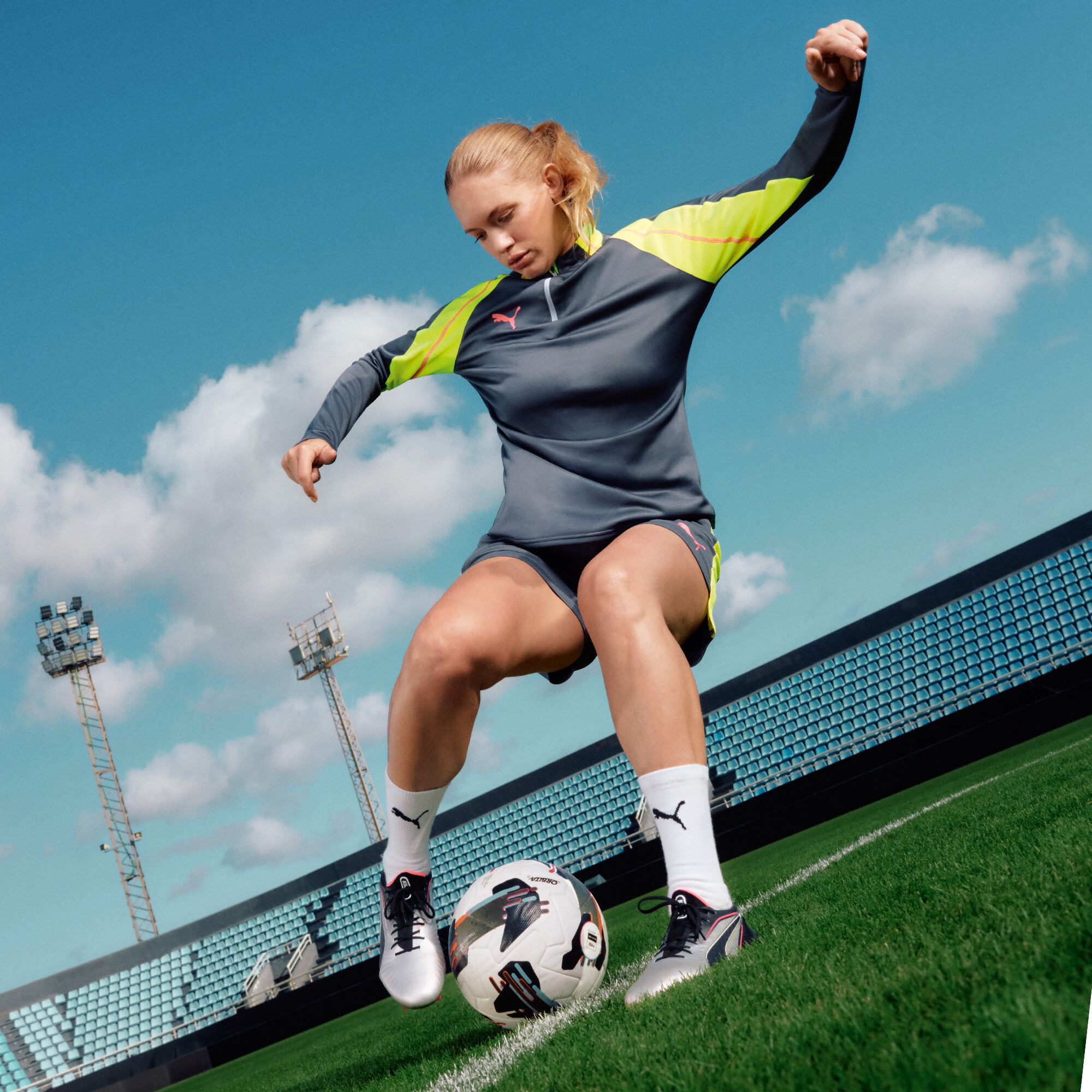 PUMA KING ULTIMATE FG/AG voetbalschoenen voor Dames, Zwart/Zilver, Maat 41 thumbnail 2