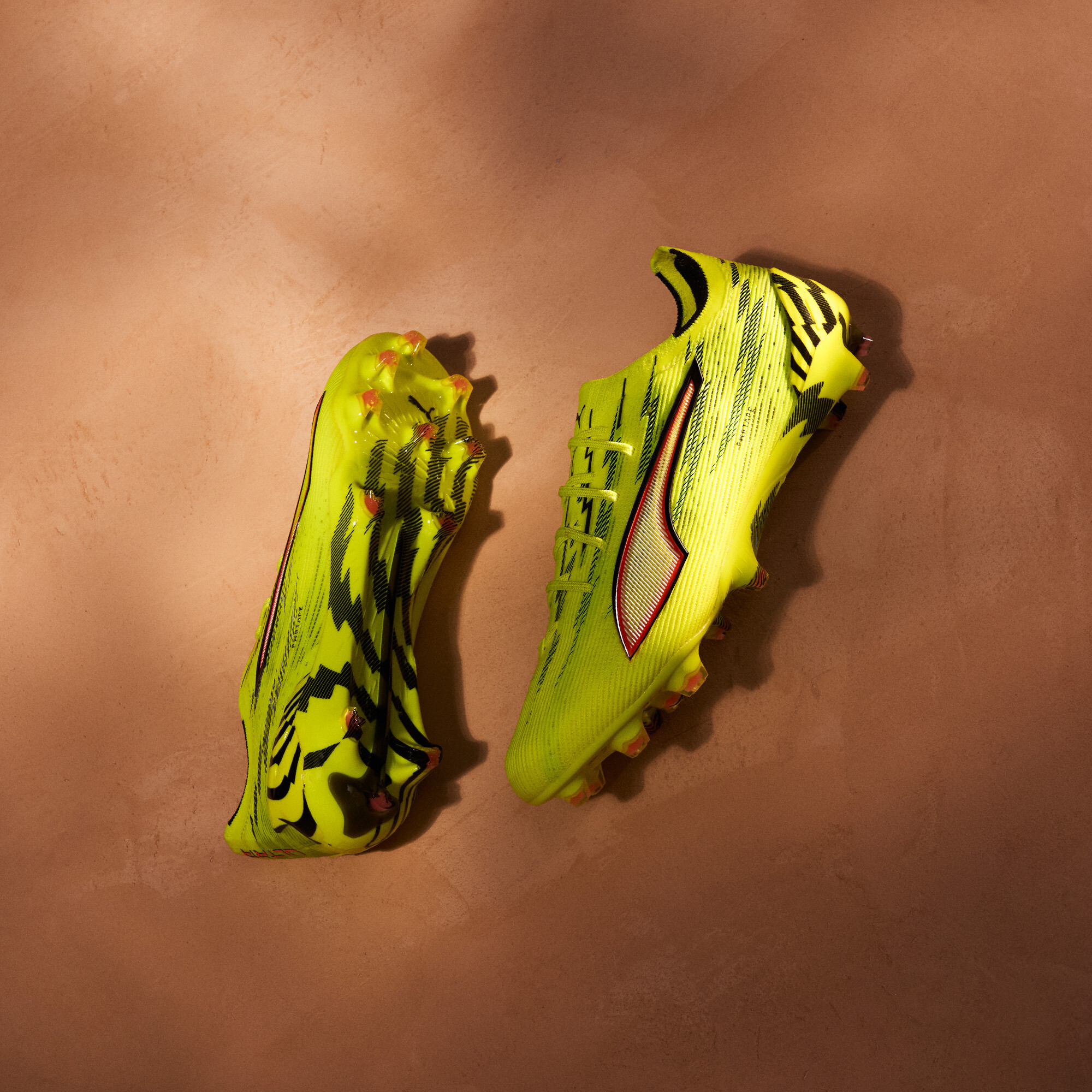 PUMA ULTRA 6 ULTIMATE FG voetbalschoenen voor Dames, Zwart/Rood/Geel, Maat 38 thumbnail 2