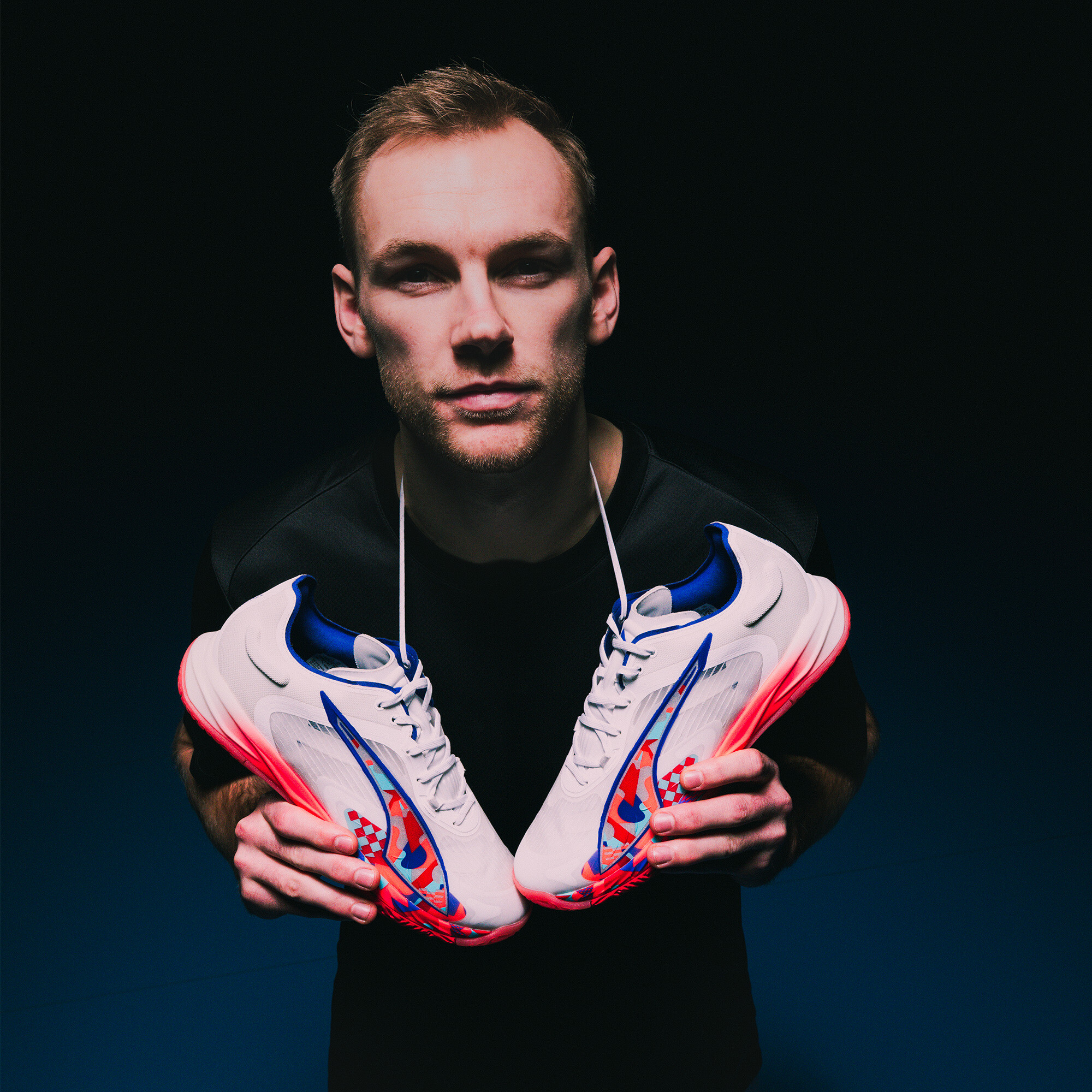 PUMA Accelerate NITRO™ SQD 4 Mathias Gidsel uniseks handbalschoenen, Rood/Wit, Maat 39 thumbnail 2