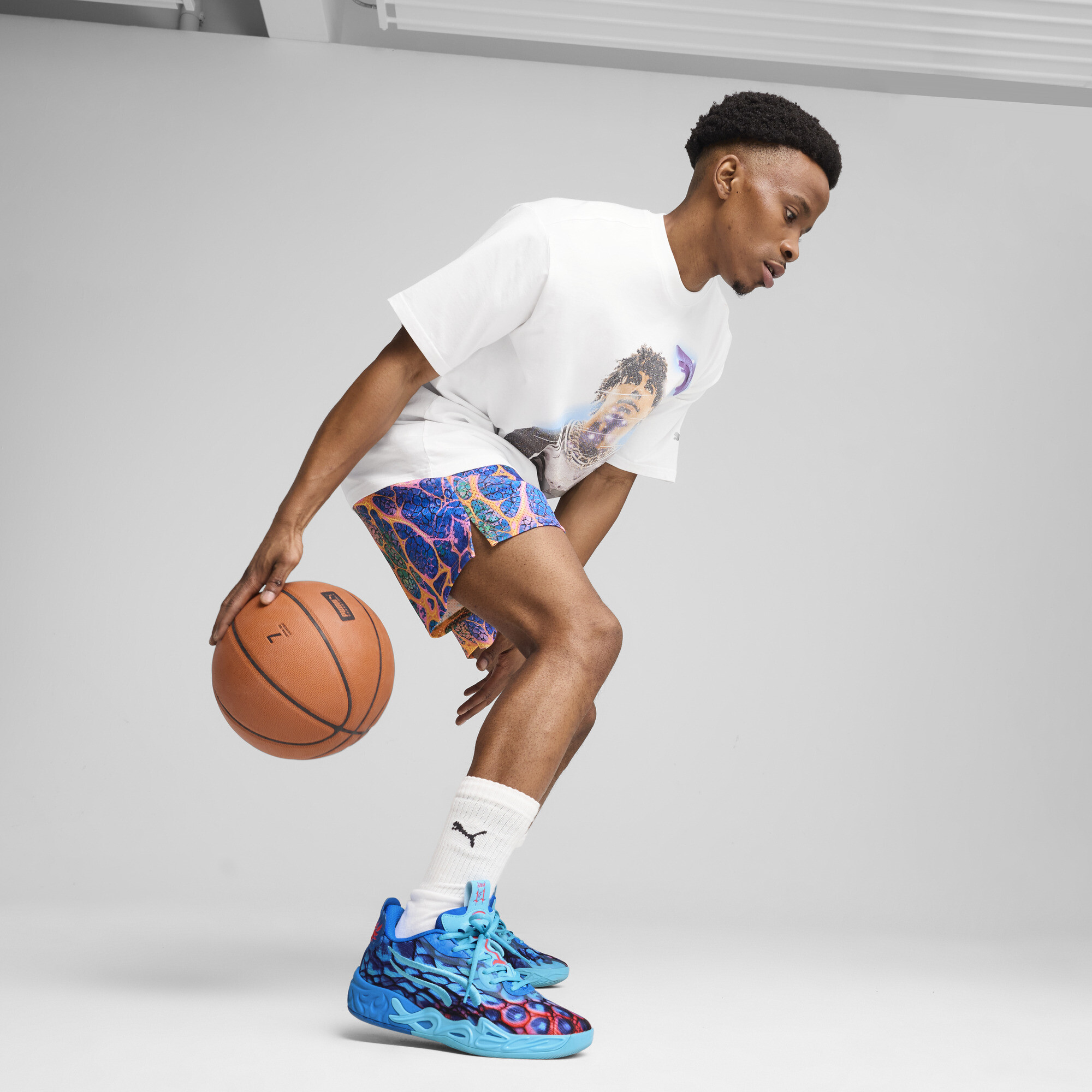 PUMA MB.04 Lo Alien Skins uniseks basketbalschoenen, Blauw/Roze/Groen, Maat 43 thumbnail 8