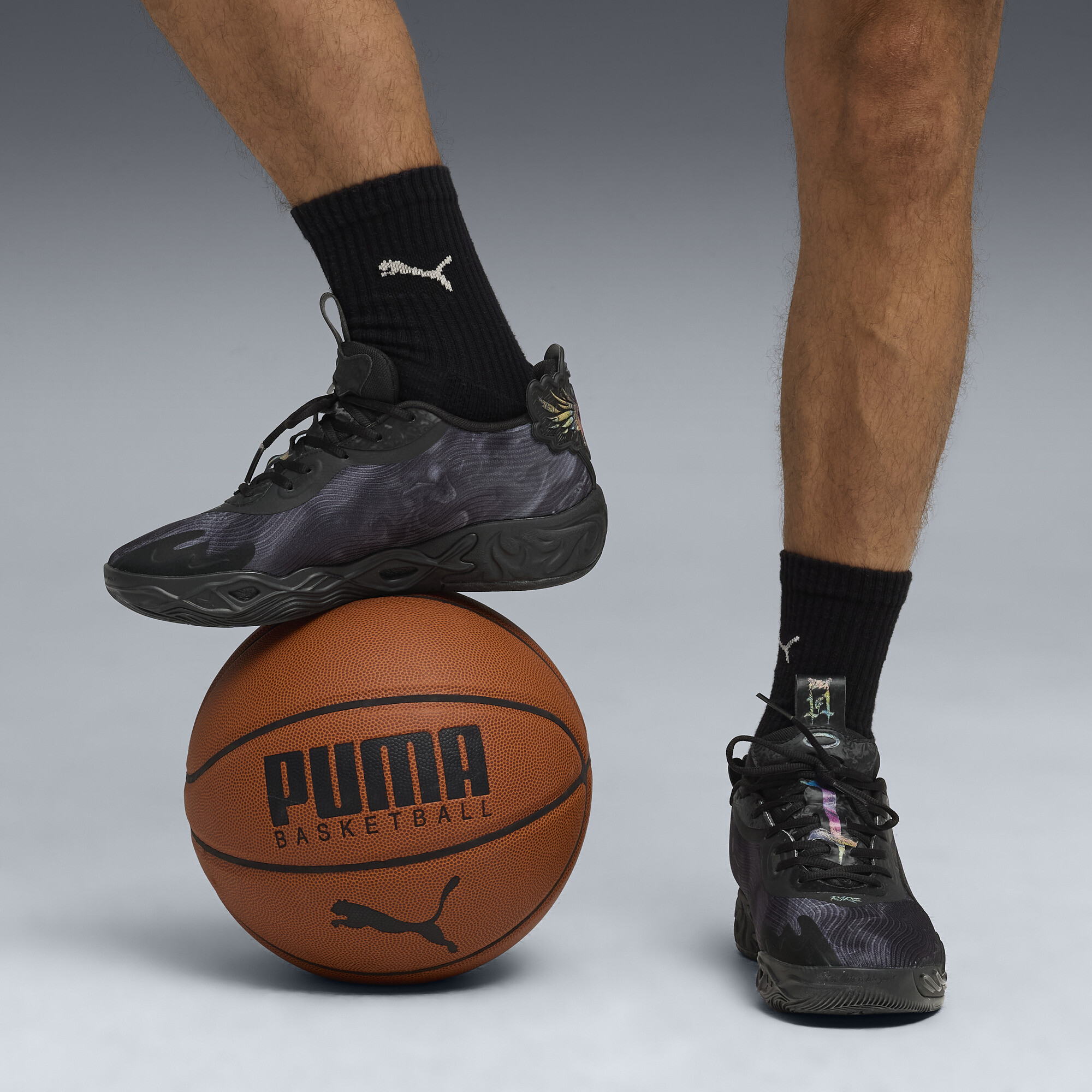 PUMA MB.04 Lo Team uniseks basketbalschoenen, Zwart, Maat 42,5 thumbnail 9