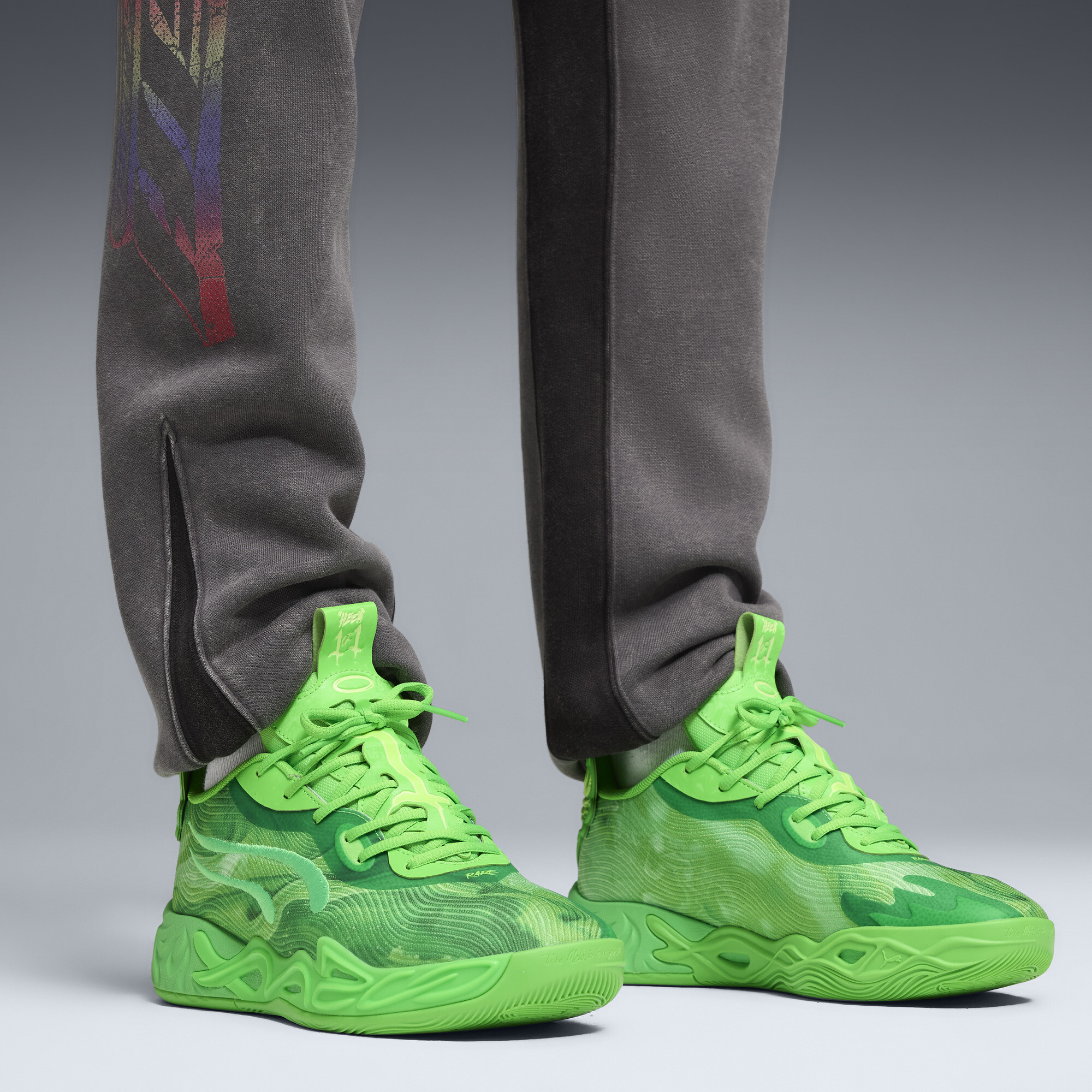 PUMA MB.04 Lo Team uniseks basketbalschoenen, Groen, Maat 42,5 thumbnail 9