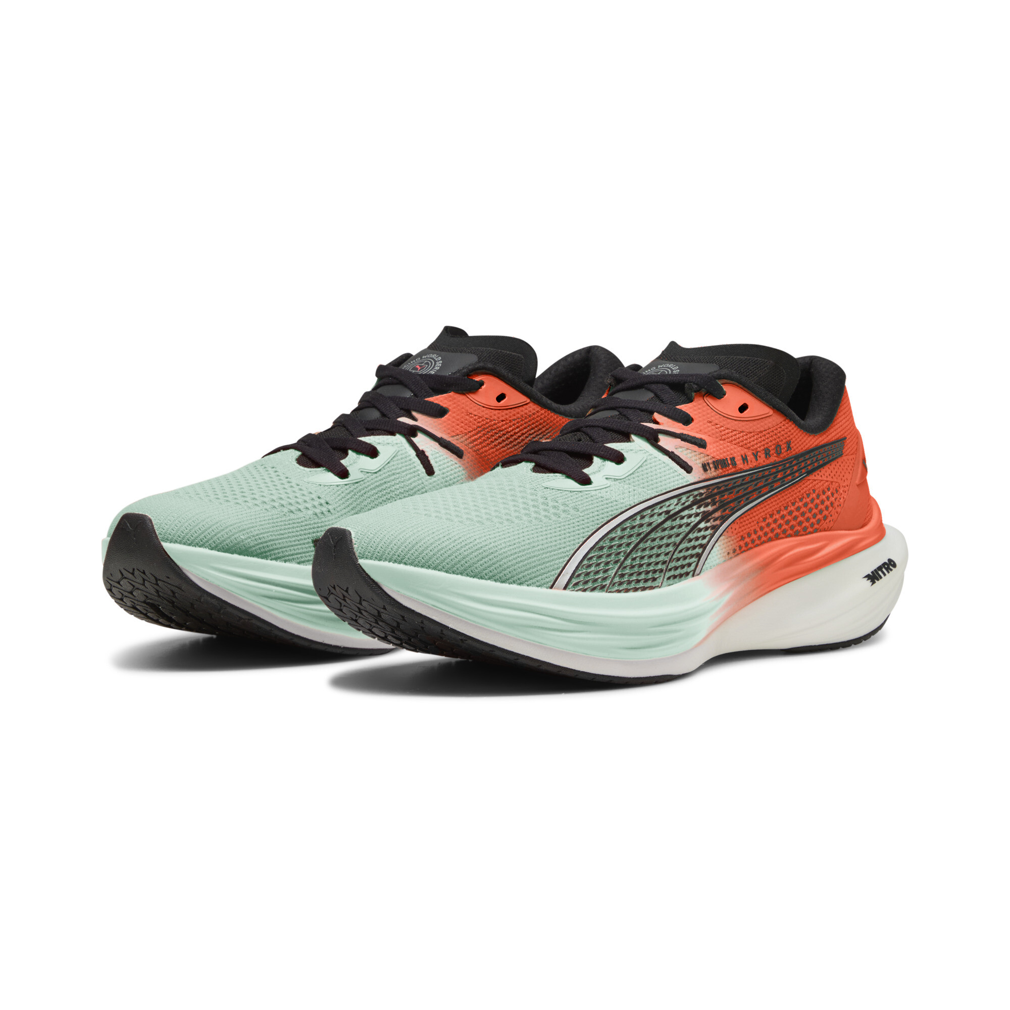 商品情報PUMA x HYROXコレクションより登場する「ディヴィエイトニトロ 3 」は、すべてのランナーとHYROXレーサーのために設計されたランニングシューズです。革新的なNITROFOAMが最大