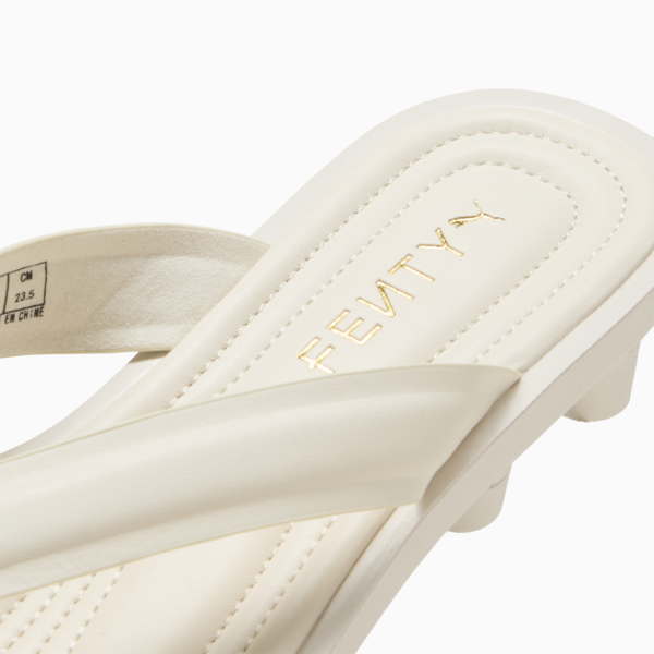 Sandalias FENTY x PUMA Cat Cleat para mujer, Alpine Snow-PUMA Gold, large-MEX