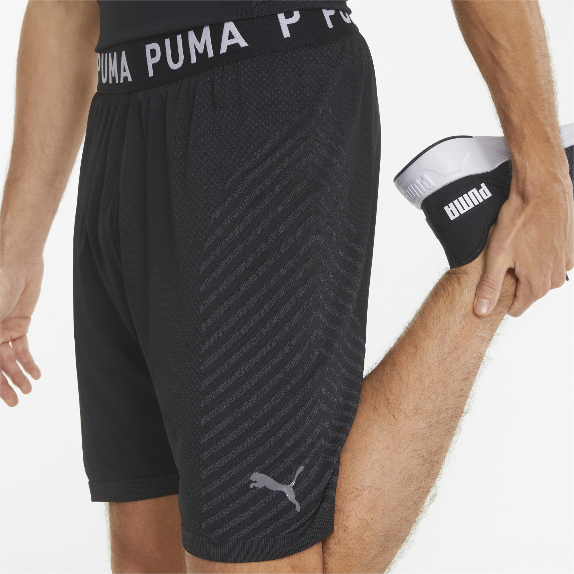 Men's PUMA FORMKNIT SEAMLESS 7 Training Shorts In Black, Size XL