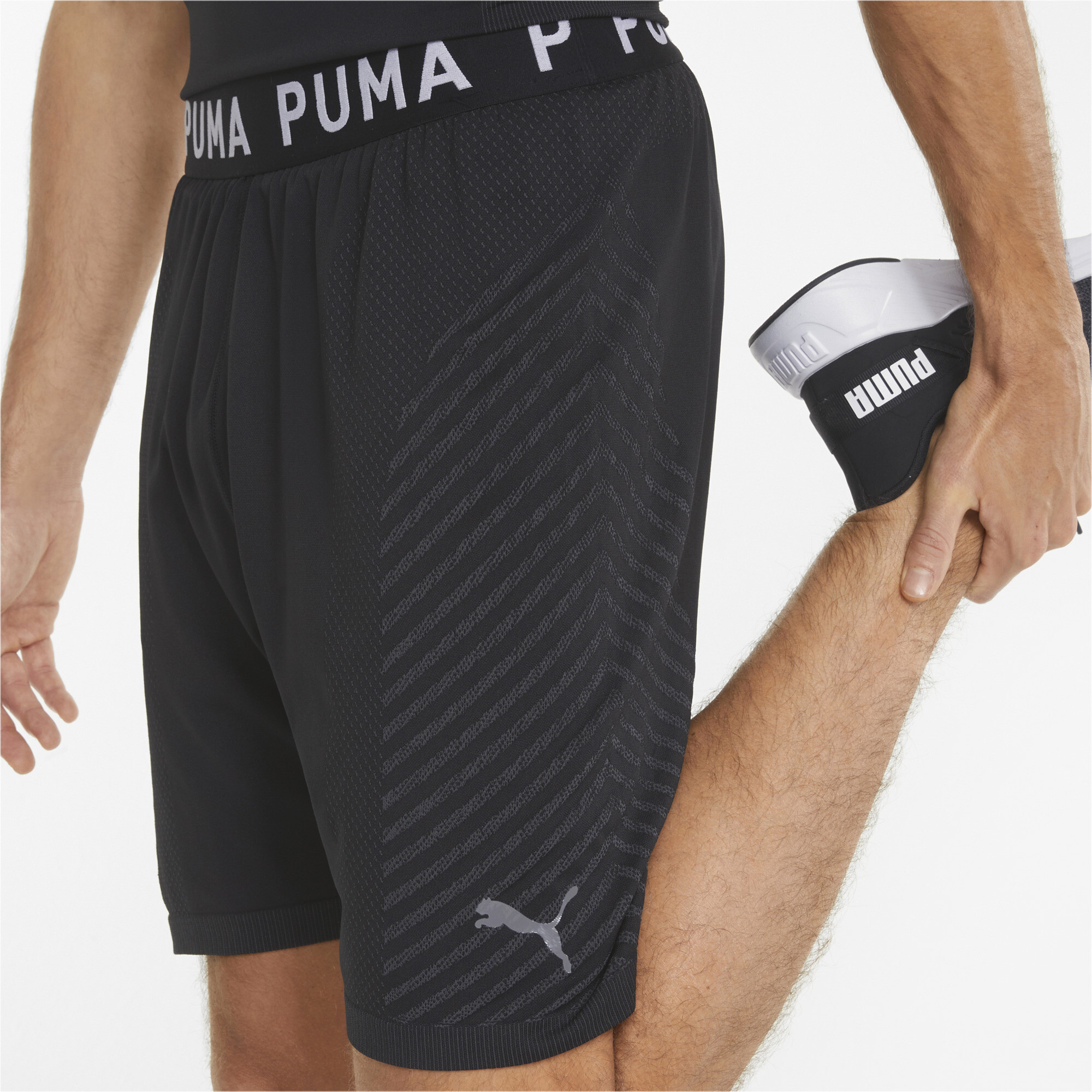 Men's PUMA FORMKNIT SEAMLESS 7 Training Shorts In Black, Size XS