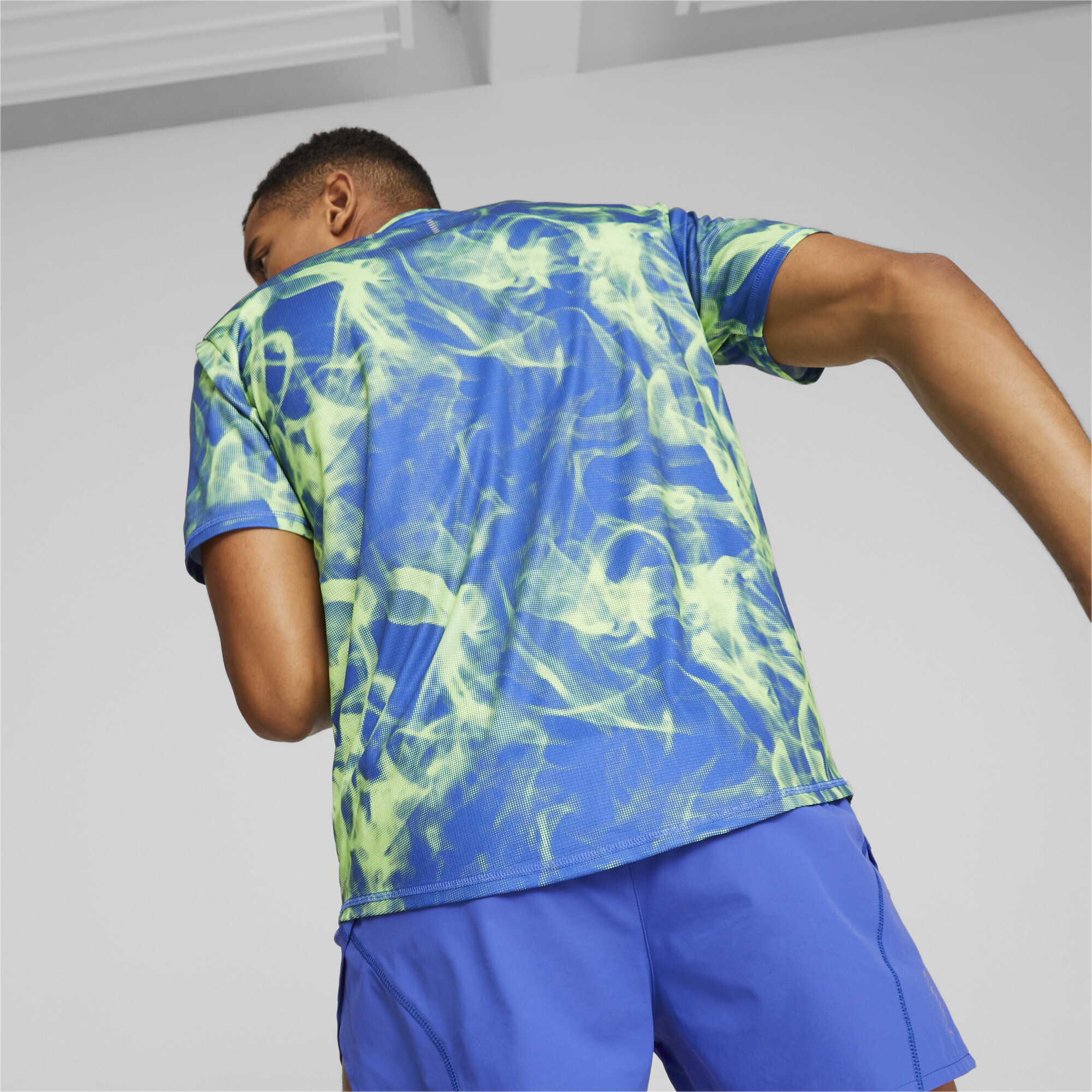 Men's PUMA Run Favourite Printed Graphic T-Shirt Men In Blue, Size Large