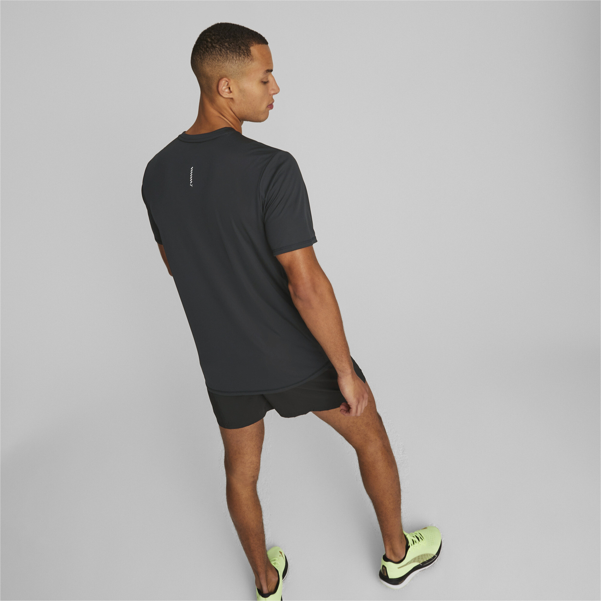 Men's PUMA RUN FAVOURITE Short Sleeve Graphic Running T-Shirt Men In Black, Size Small