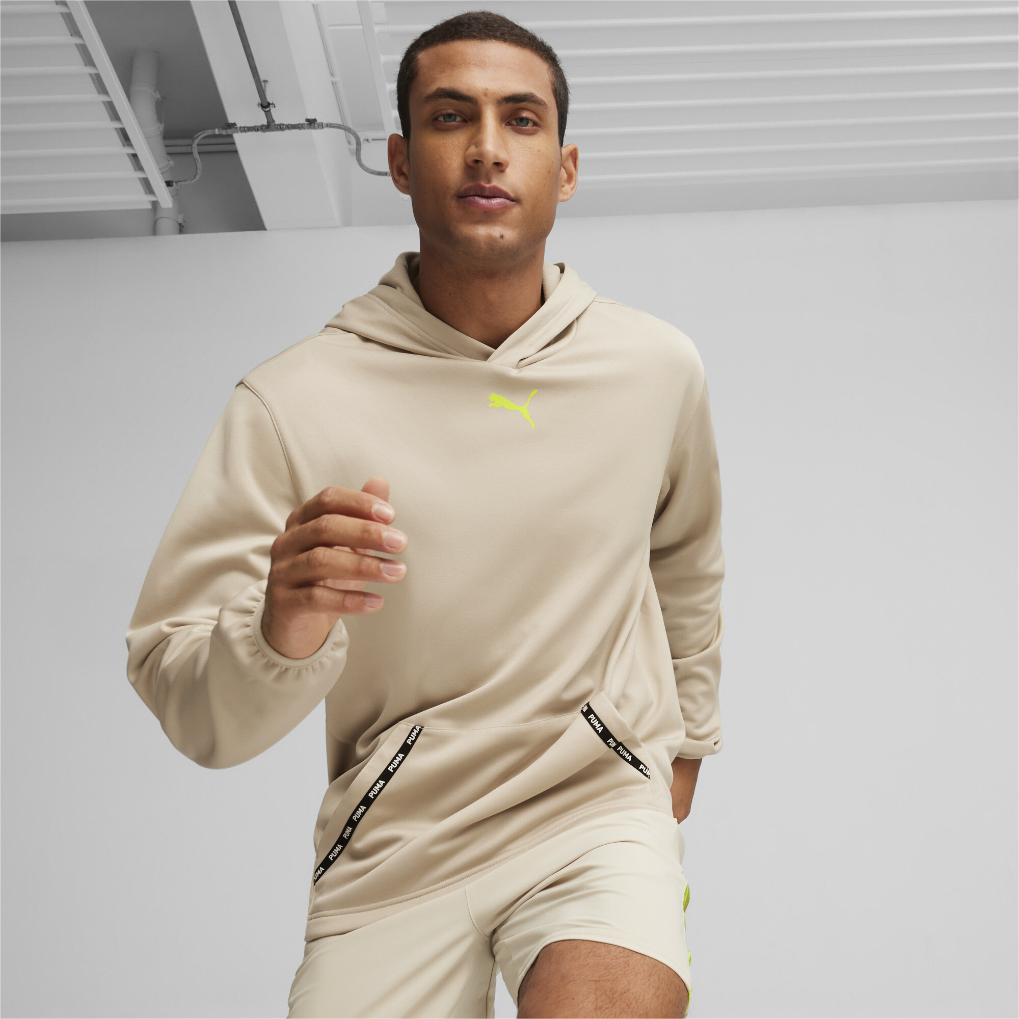 هودي للرجال PUMA Fit PWRFleece ذهبي فاتح