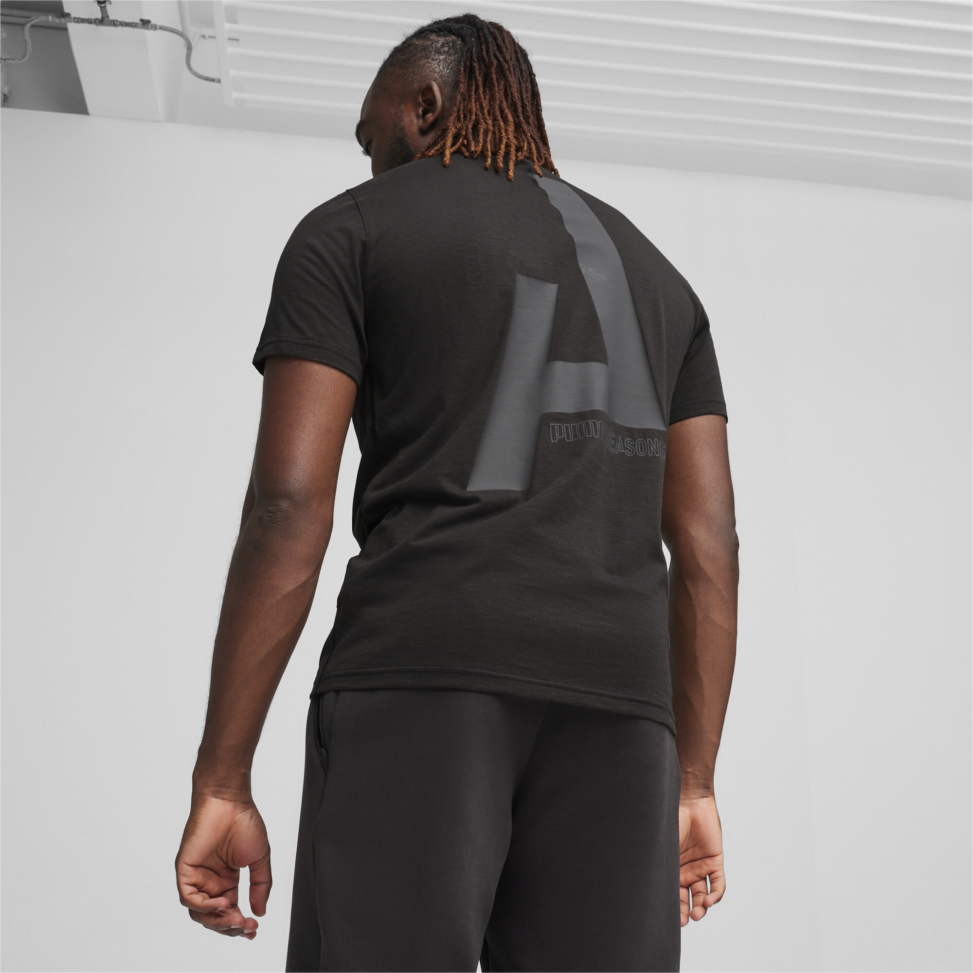 Men's PUMA MEN'S GRAPHIC SEASONS Training T-Shirt In 10 - Black, Size XS