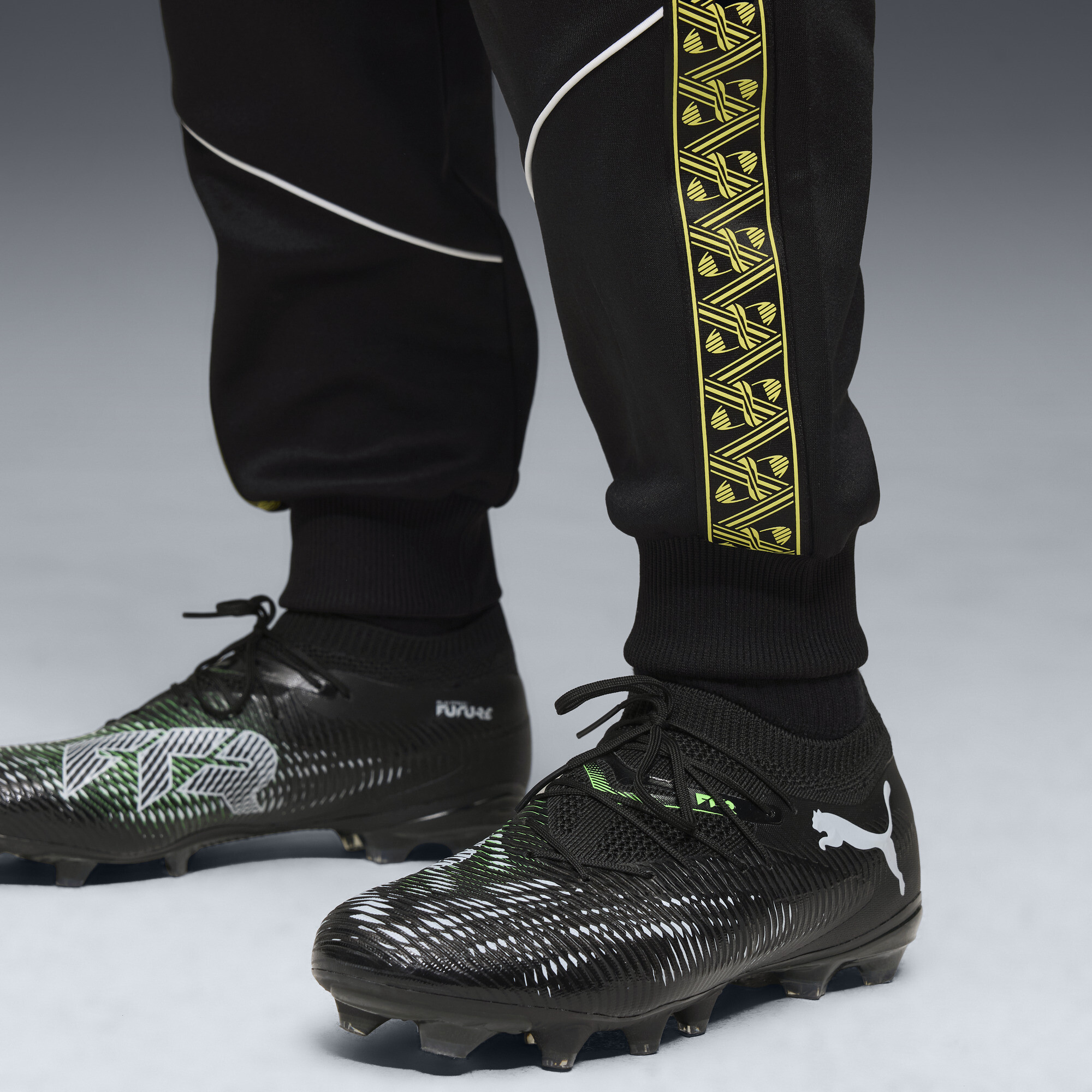 PUMA Borussia Dortmund KING Anthem broek voor Heren, Zwart/Geel, Maat M thumbnail 2