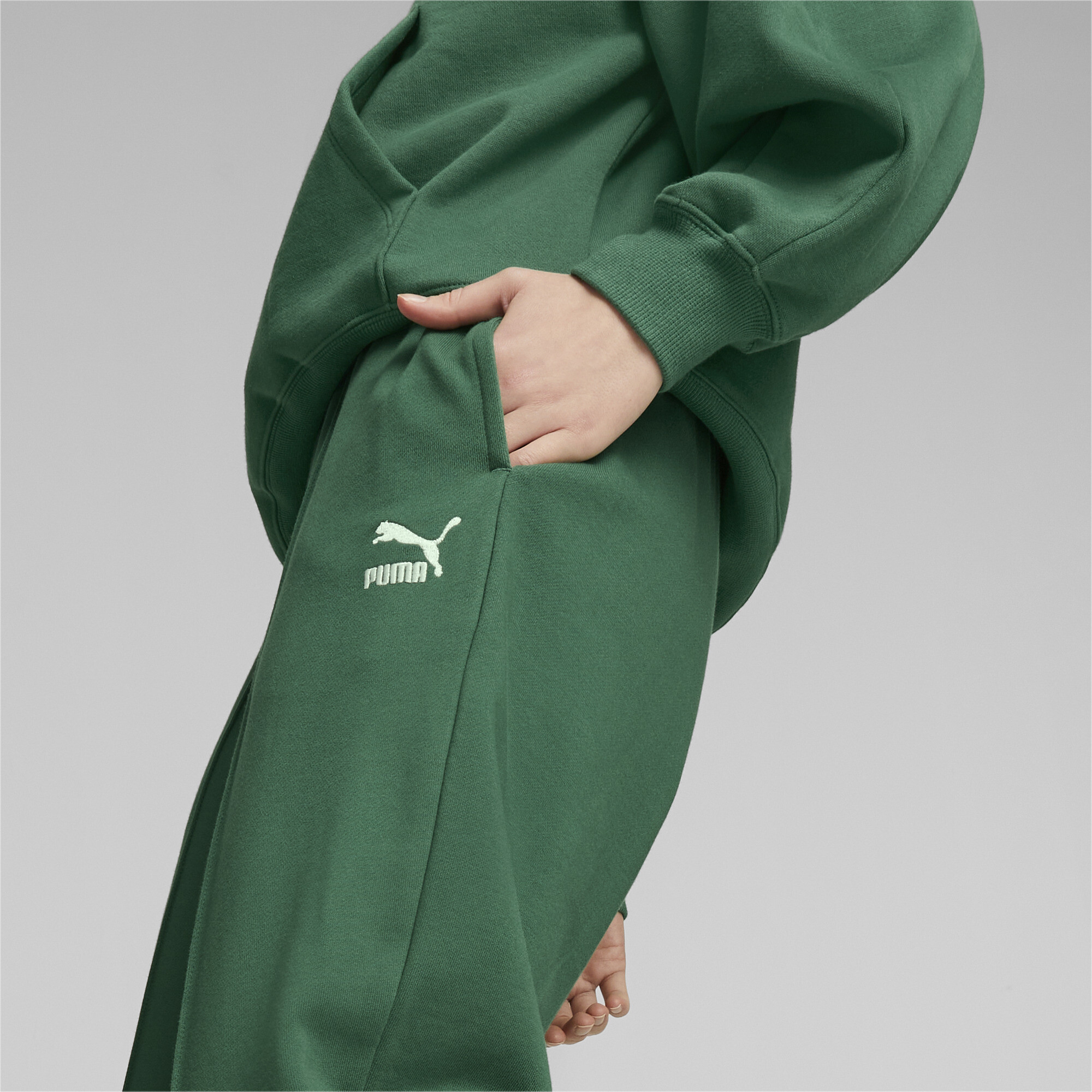 Women's PUMA Classics Sweatpants Women In Green, Size XL, Cotton