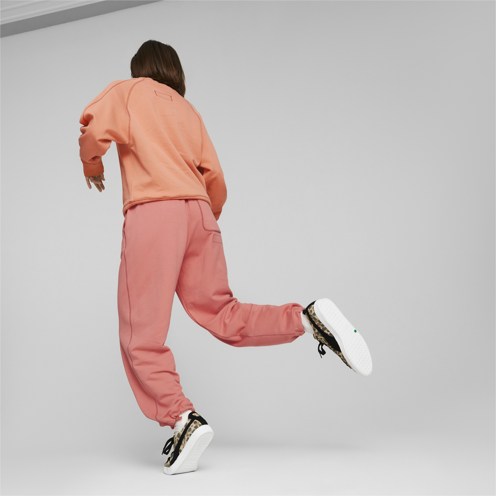 Women's PUMA Classics RE:ESCAPE Sweatpants Women In Pink, Size Medium