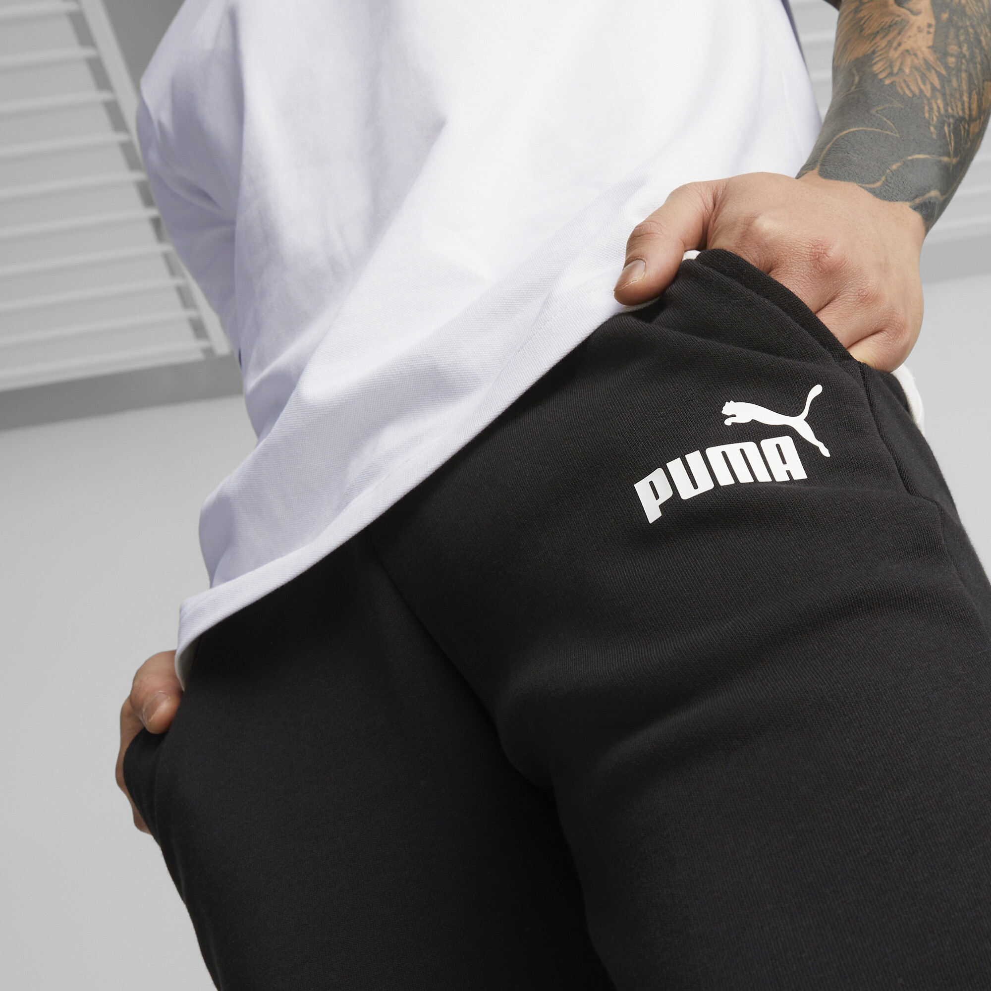 Men's PUMA Essentials Logo Sweatpants Men In Black, Size Small