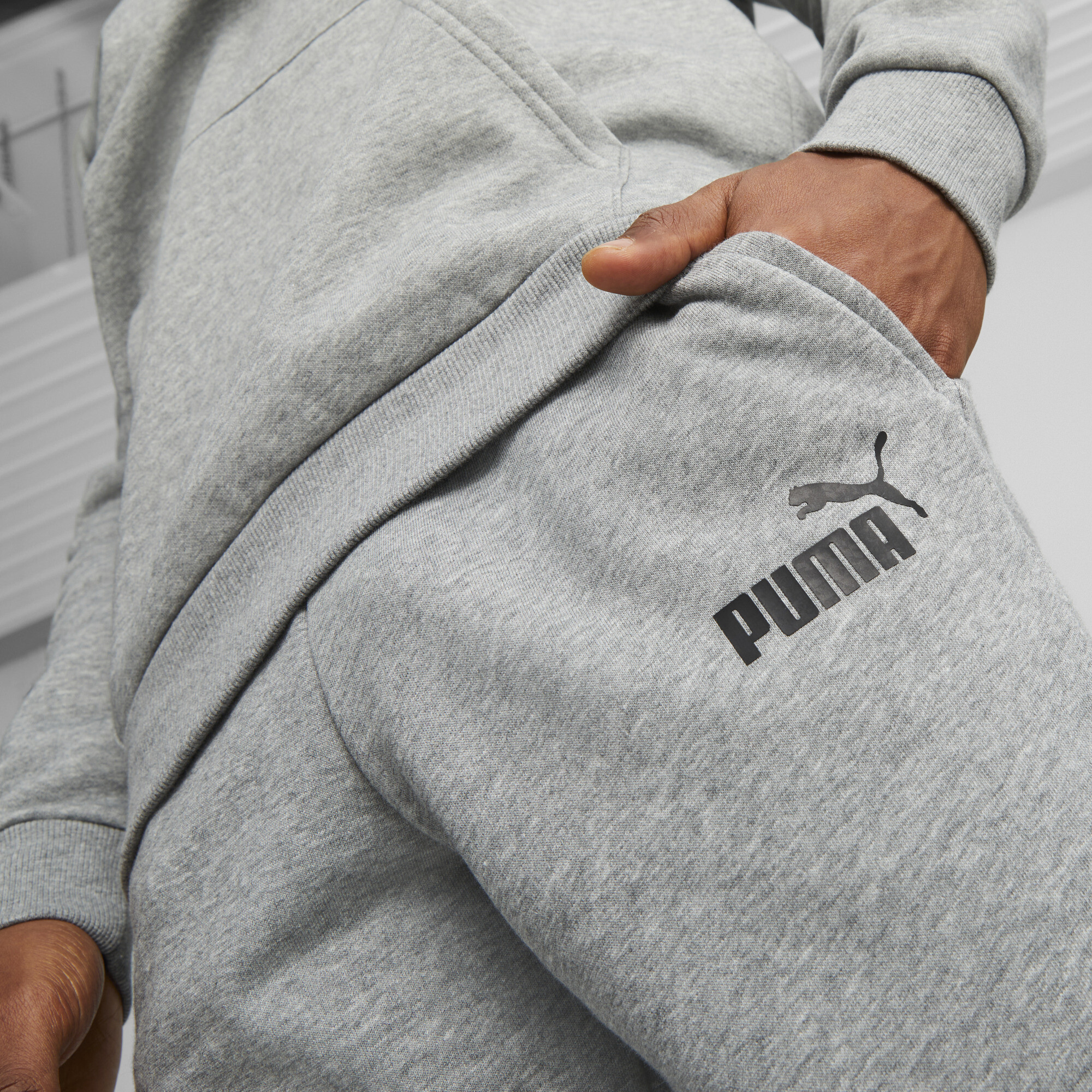 Men's PUMA Essentials Logo Sweatpants Men In Heather, Size Small