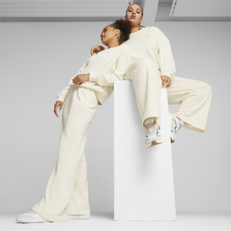 

Women's PUMA CLASSICS Relaxed Fit Sweatpants