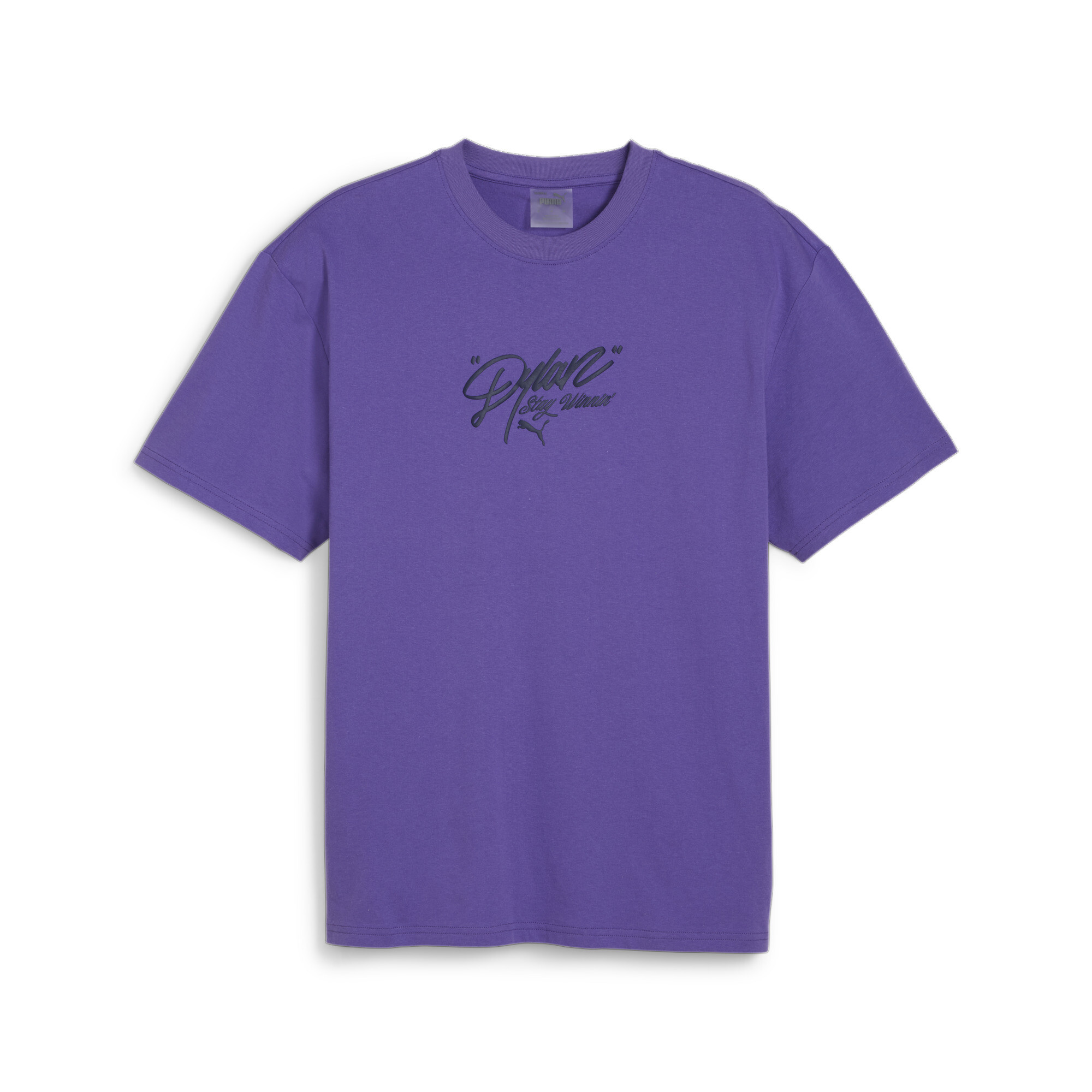 商品情報コート上で激しいプレーを制し、新たな高みへと導く、バスケットボールTシャツ。通気性に優れ、衣服内をべたつかず快適に保つコットン混紡生地を採用しています。ワントーンのカラーリング、前面のワードロ