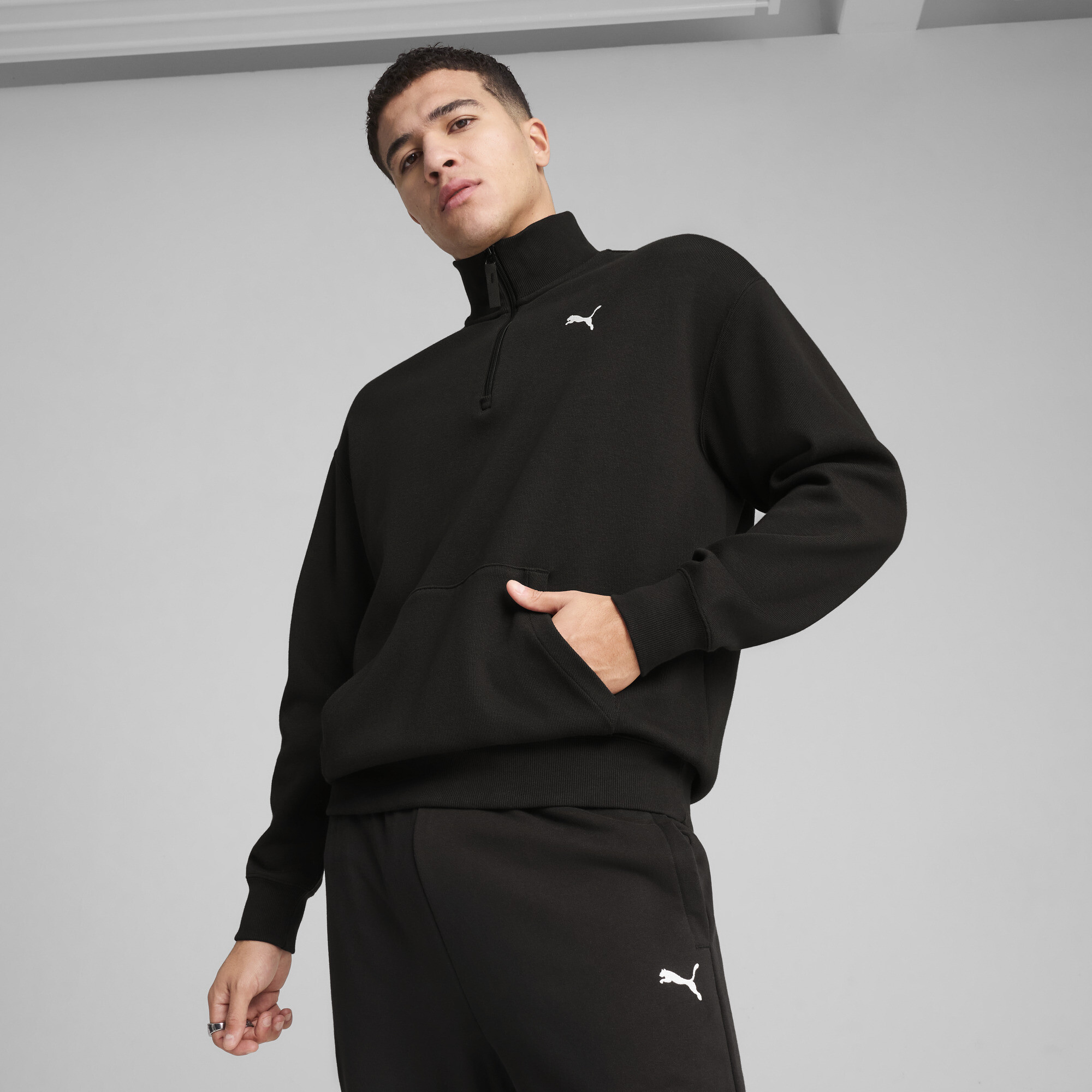 Puma WARDROBE ESS Relaxed Rundhalsshirt mit halblangem Reißverschluss Herren | Mit Plain | Black | Größe: L