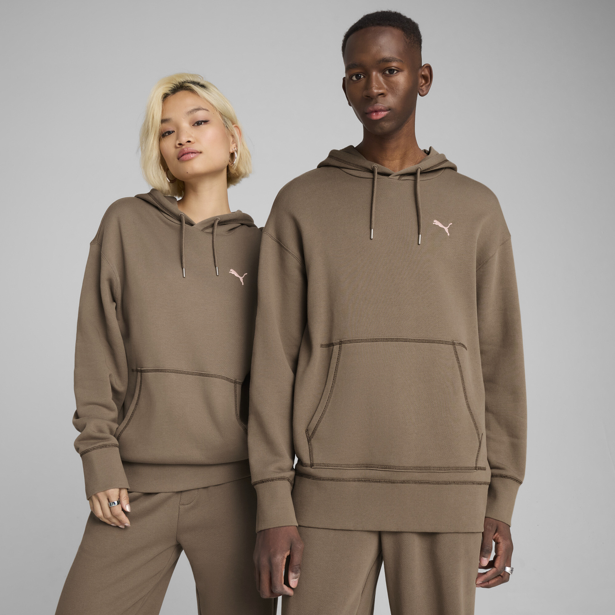 Puma PREMIUM ESS Relaxed Graphic Hoodie Unisex | Mit Print | Totally Taupe | Größe: M