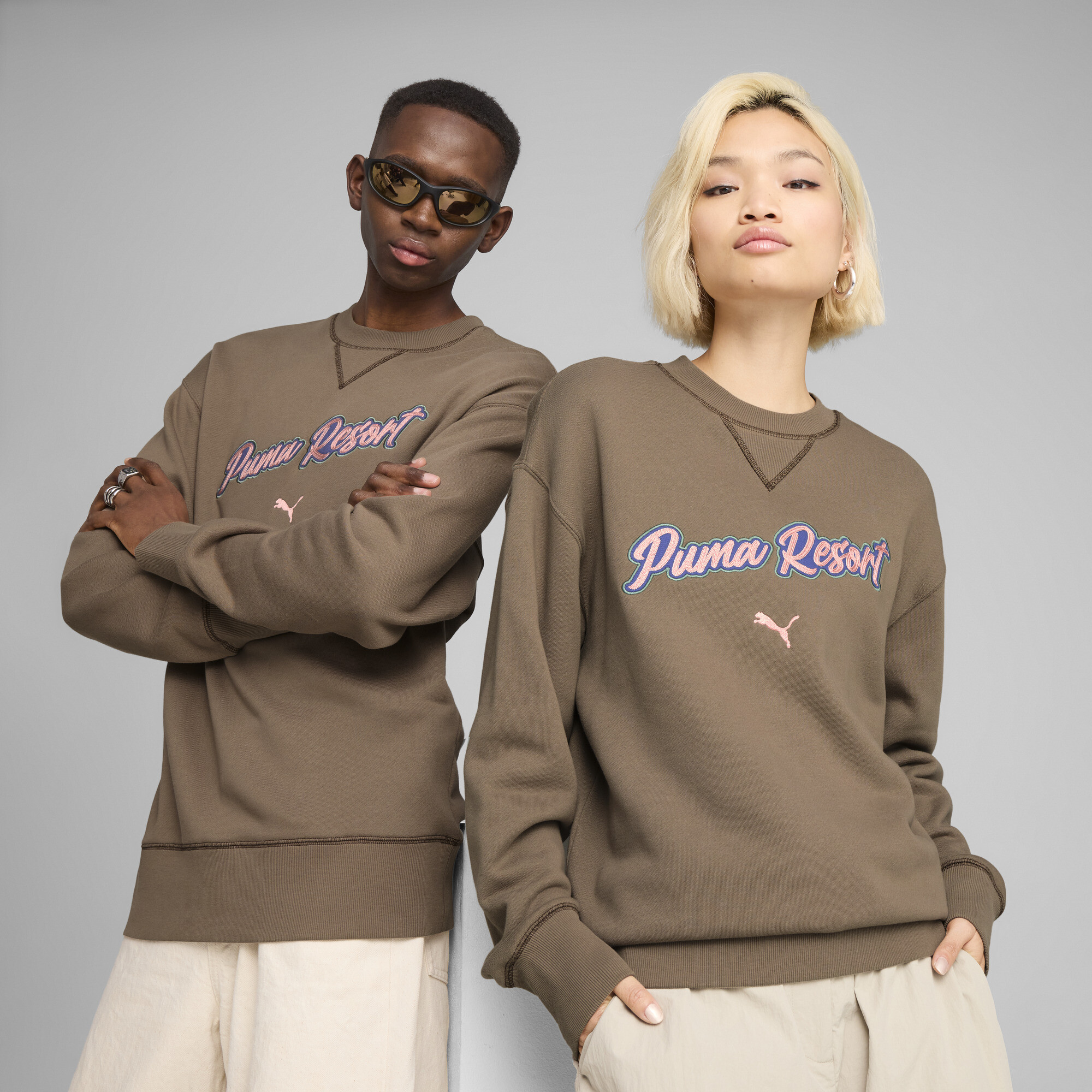 PUMA PREMIUM ESSENTIALS Men's Relaxed Graphic Crew in Brown, Size XXL