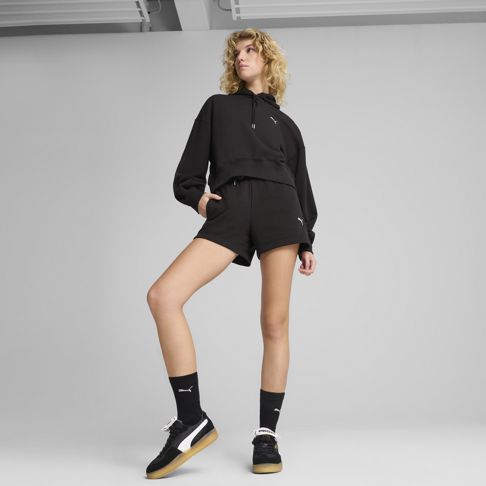 PUMA WARDROBE ESS relaxed cropped hoodie voor Dames, Zwart, Maat S thumbnail 6