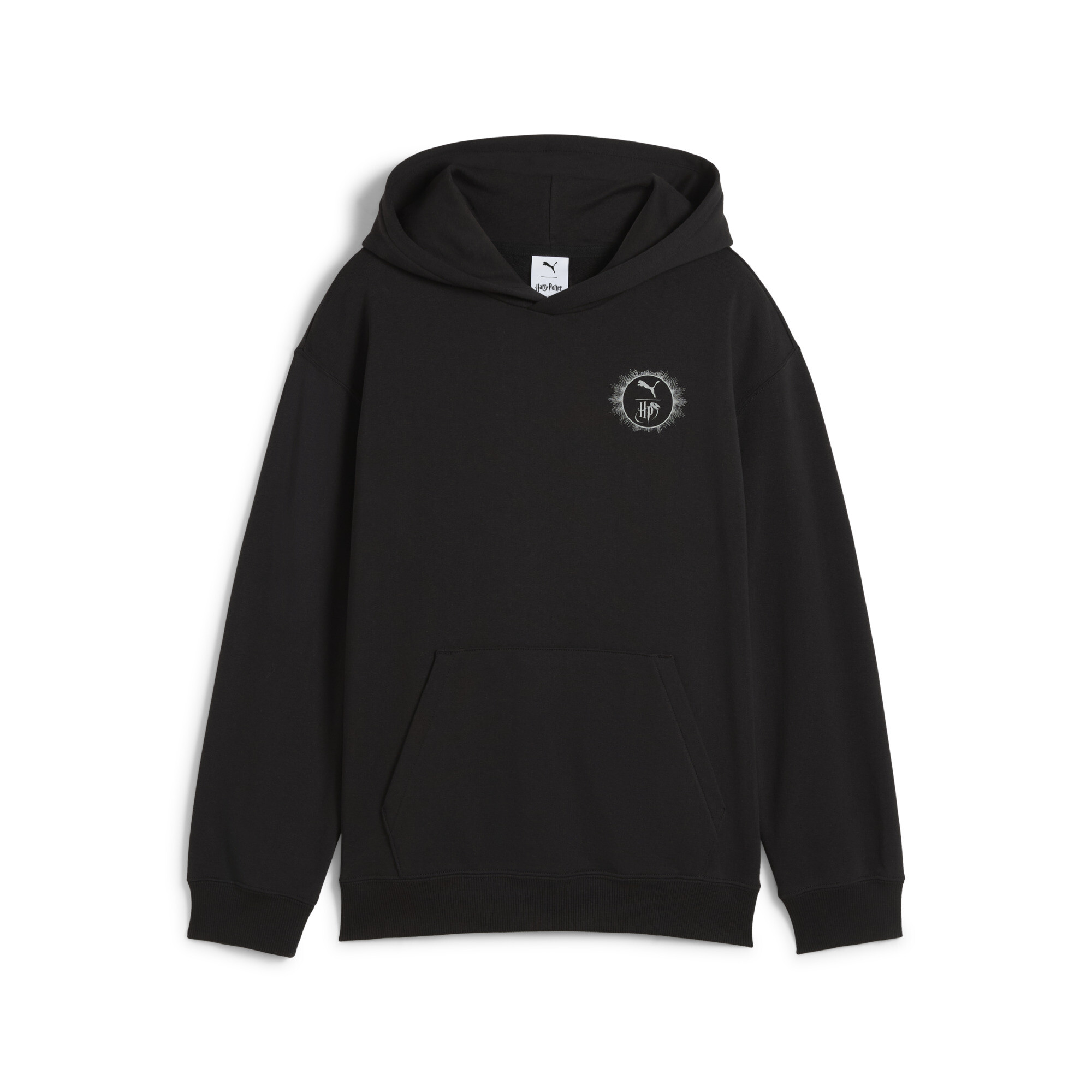 商品情報PUMA x ハリー・ポッターコレクションより、キッズサイズのグラフィックフーディが登場。左胸にコラボレーションロゴ、背中には作中に登場する競技"クィディッチ"を表現したグ