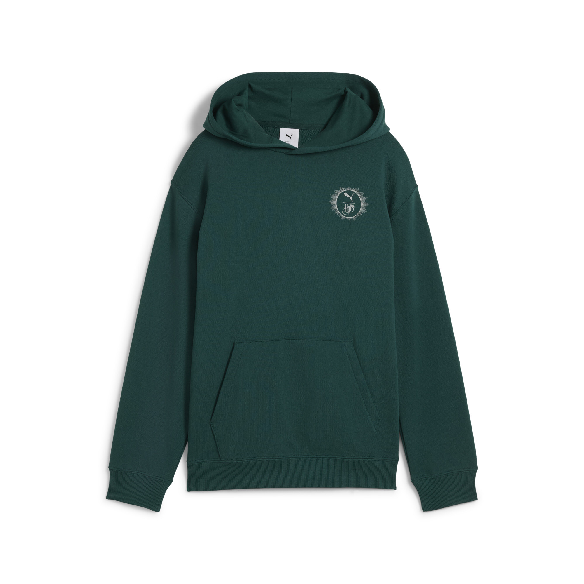商品情報PUMA x ハリー・ポッターコレクションより、キッズサイズのグラフィックフーディが登場。左胸にコラボレーションロゴ、背中には作中に登場する競技"クィディッチ"を表現したグ