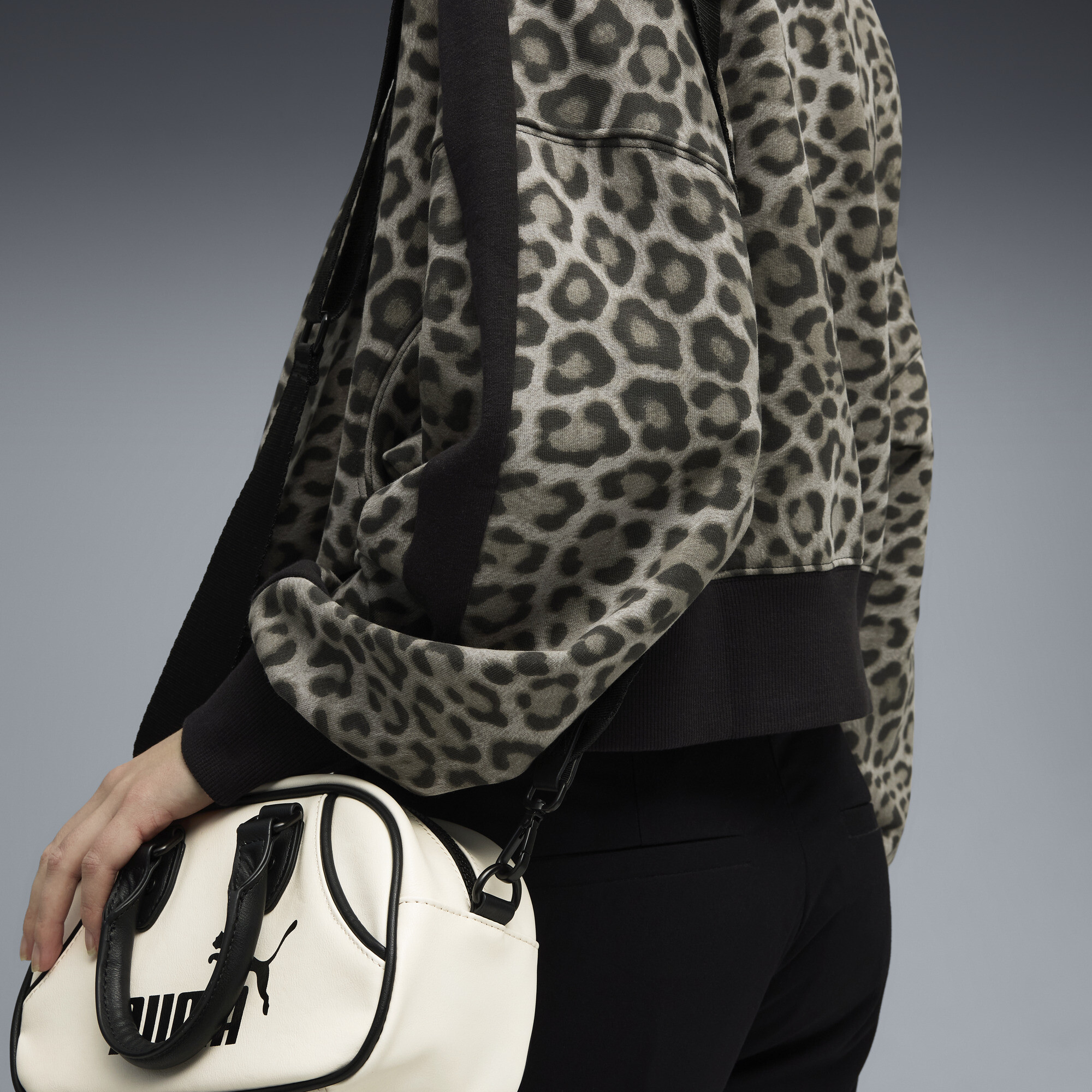 PUMA T7 Leo Luxe oversized sweater met ronde hals voor Dames, Zwart, Maat XS thumbnail 7