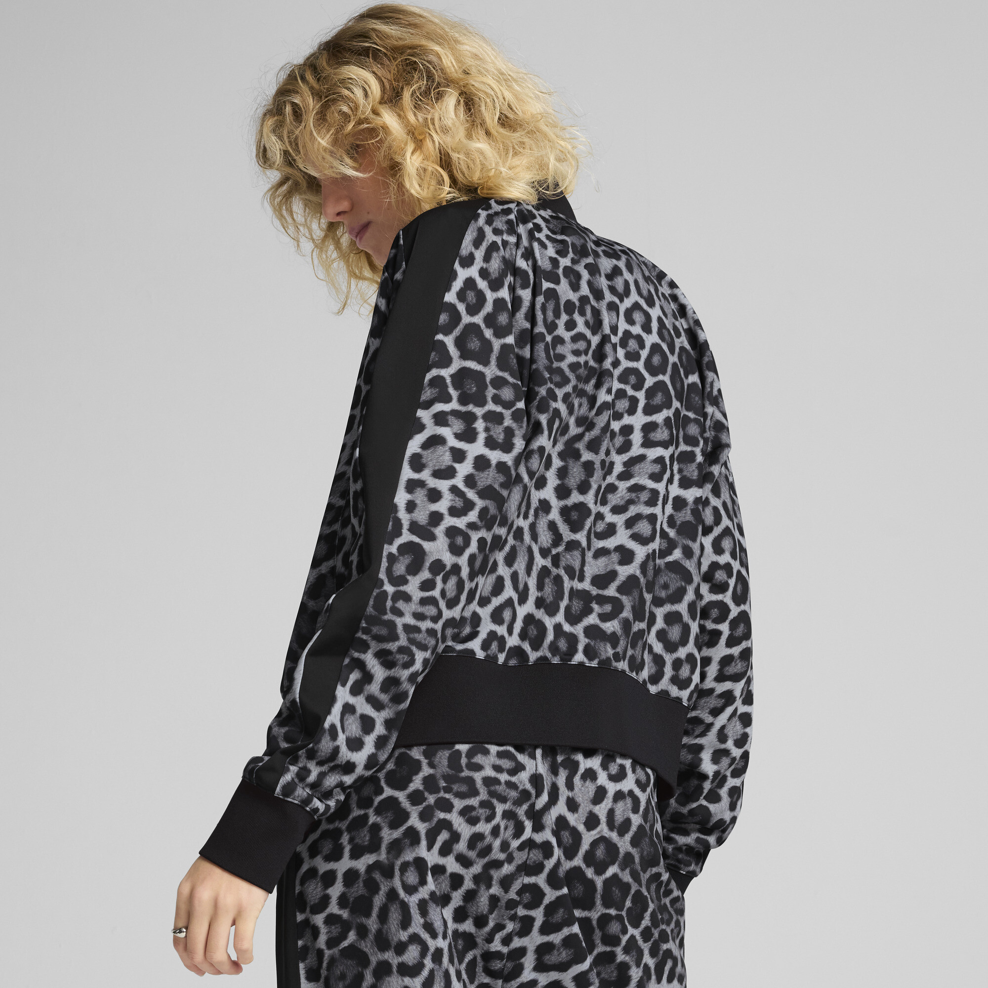 PUMA T7 LEO LUXE all-over print kort trainingsjack voor Dames, Zwart, Maat L thumbnail 5