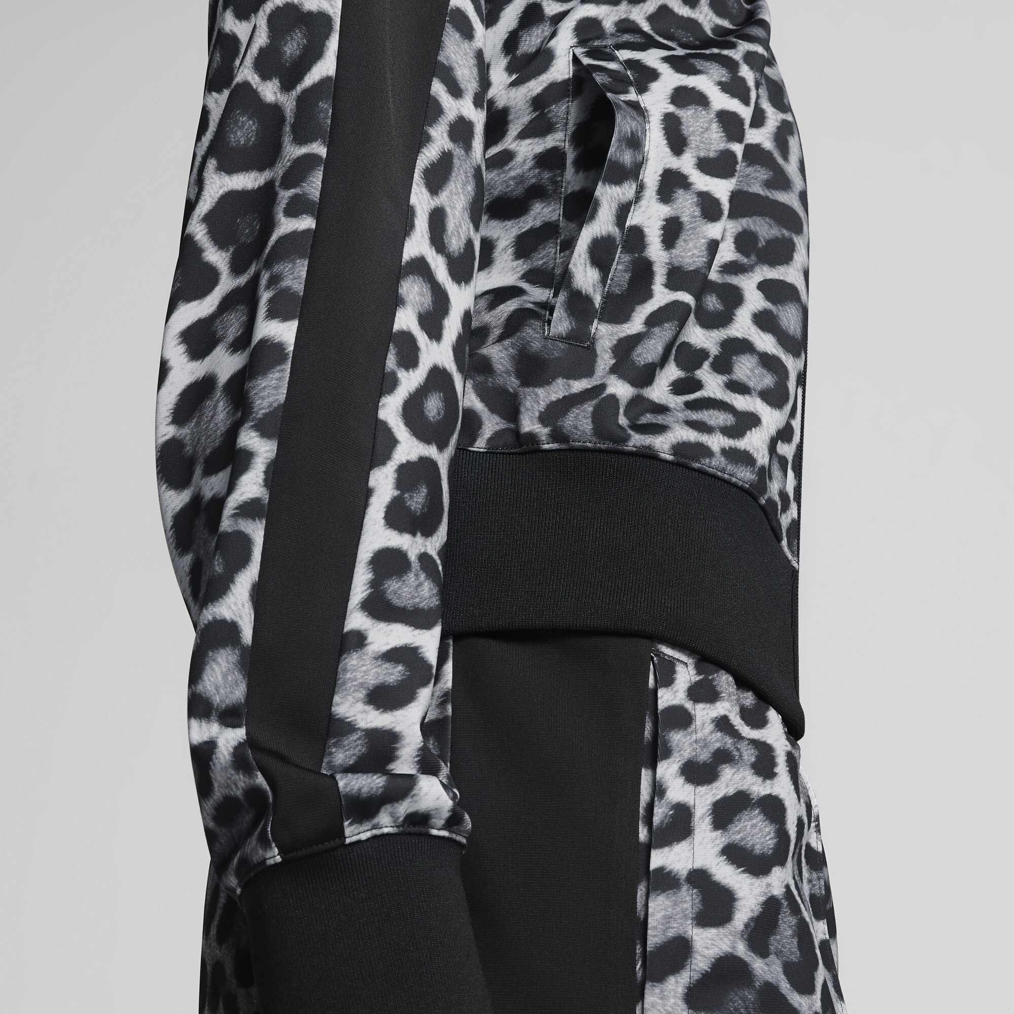 PUMA T7 LEO LUXE all-over print kort trainingsjack voor Dames, Zwart, Maat L thumbnail 4