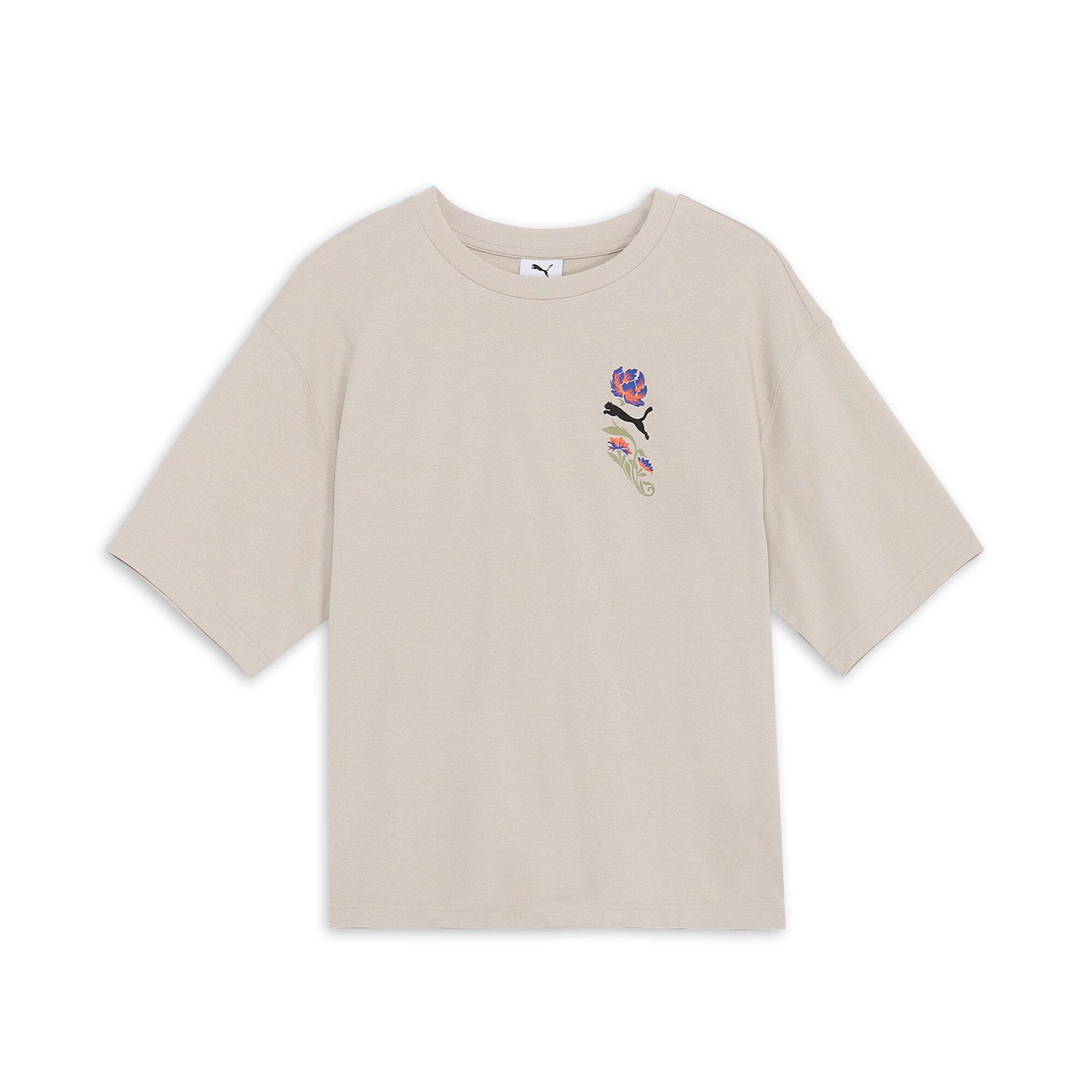 商品情報フロントとバックに鮮やかな花のグラフィックをあしらった半袖Tシャツ。普段のカジュアルウェアに新鮮なタッチを加えます。ボックスシルエット、レギュラー丈のシルエットで普段使いのアイテムにぴったりの