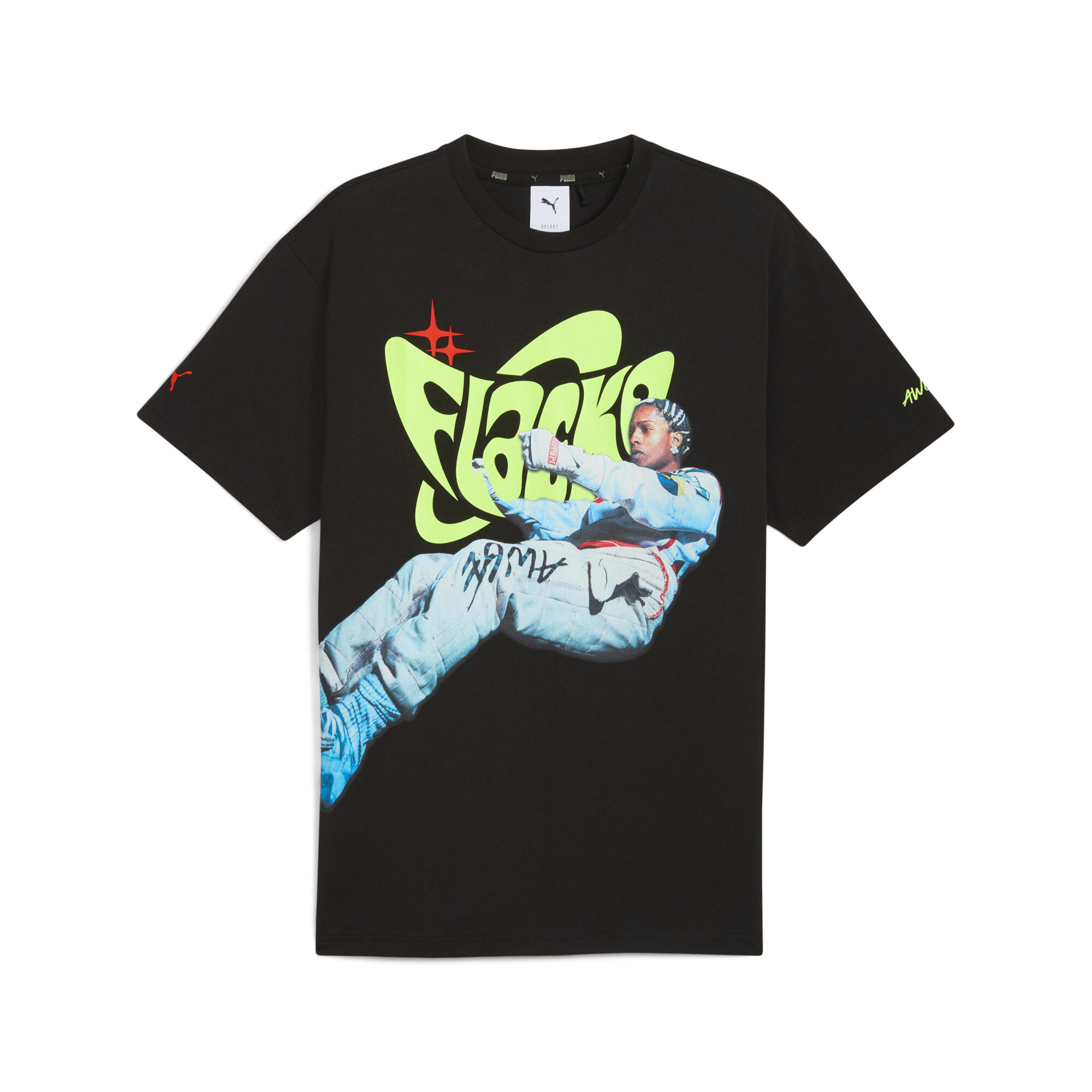 商品情報A$AP ROCKY（エイサップ・ロッキー） x PUMAコレクションより、半袖Tシャツが登場。前面から背面に広がるユニークで大胆なロゴデザインが特徴です。肌触りがよく快適なコットン100％を