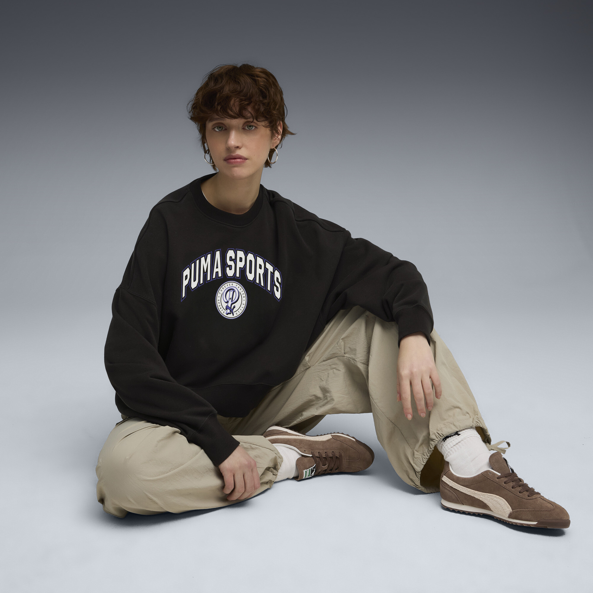 PUMA Wardrobe Essentials Sports Legacy oversized sweatshirt met ronde hals en print voor Dames, Zwart, Maat S thumbnail 6