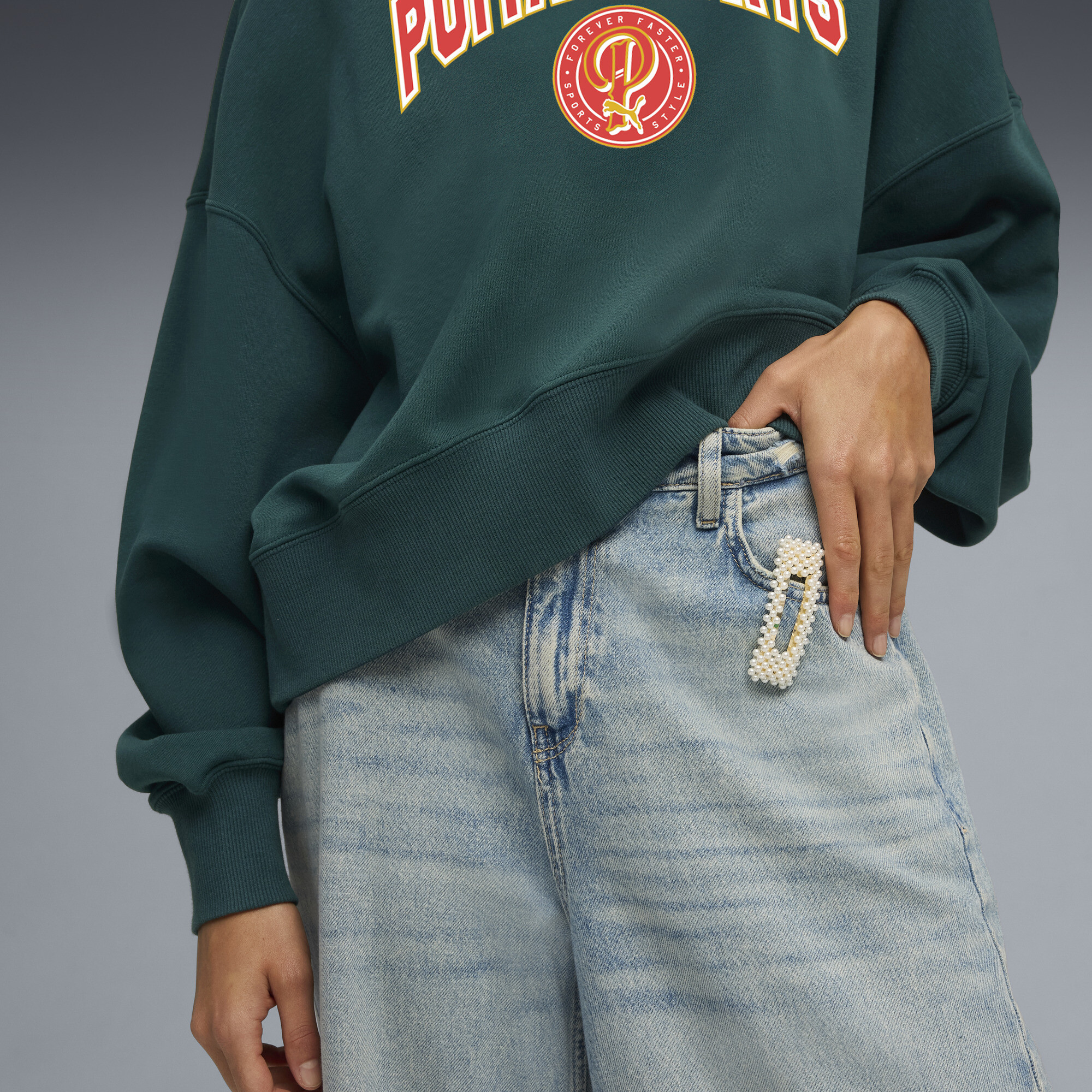 PUMA Wardrobe Essentials Sports Legacy oversized sweatshirt met ronde hals en print voor Dames, Groen, Maat S thumbnail 4