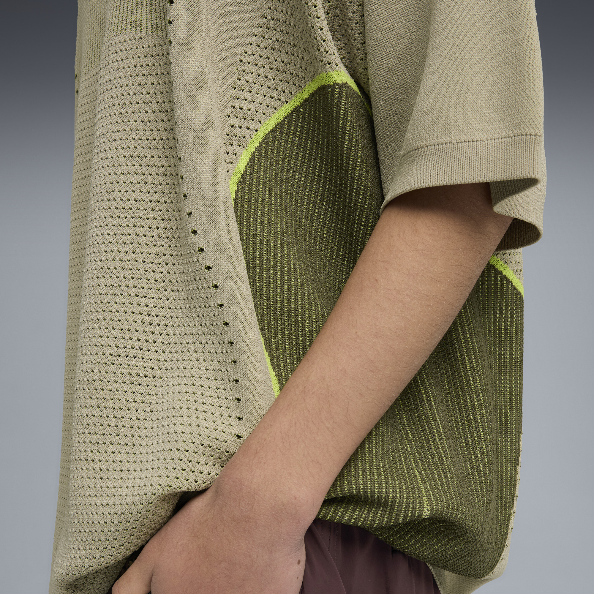 PUMA CLRT gebreid relaxed uniseks T-shirt, Beige/Grijs, Maat S thumbnail 4