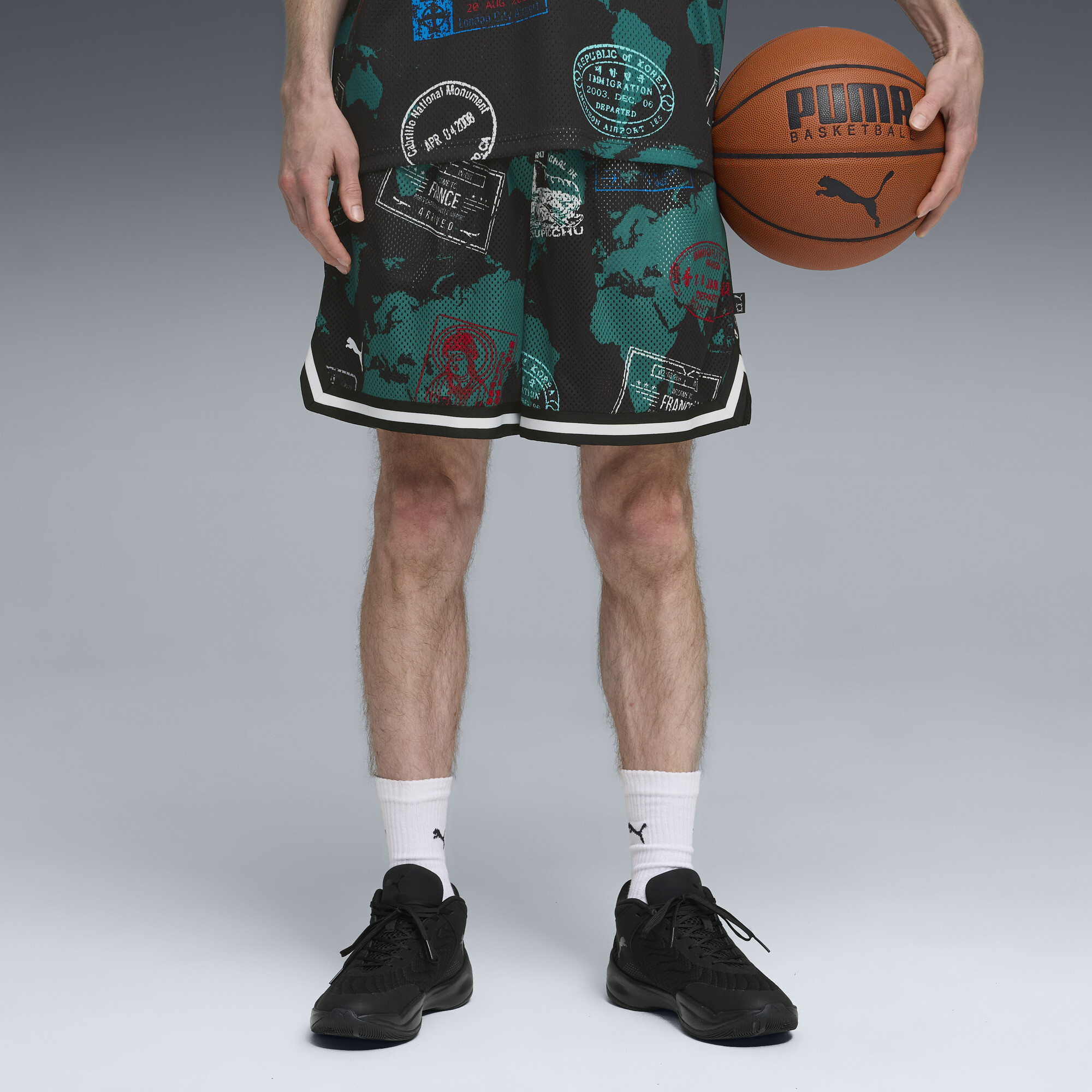 PUMA Around The World Men's Patterned 7" Basketball Shorts in Black, Size S