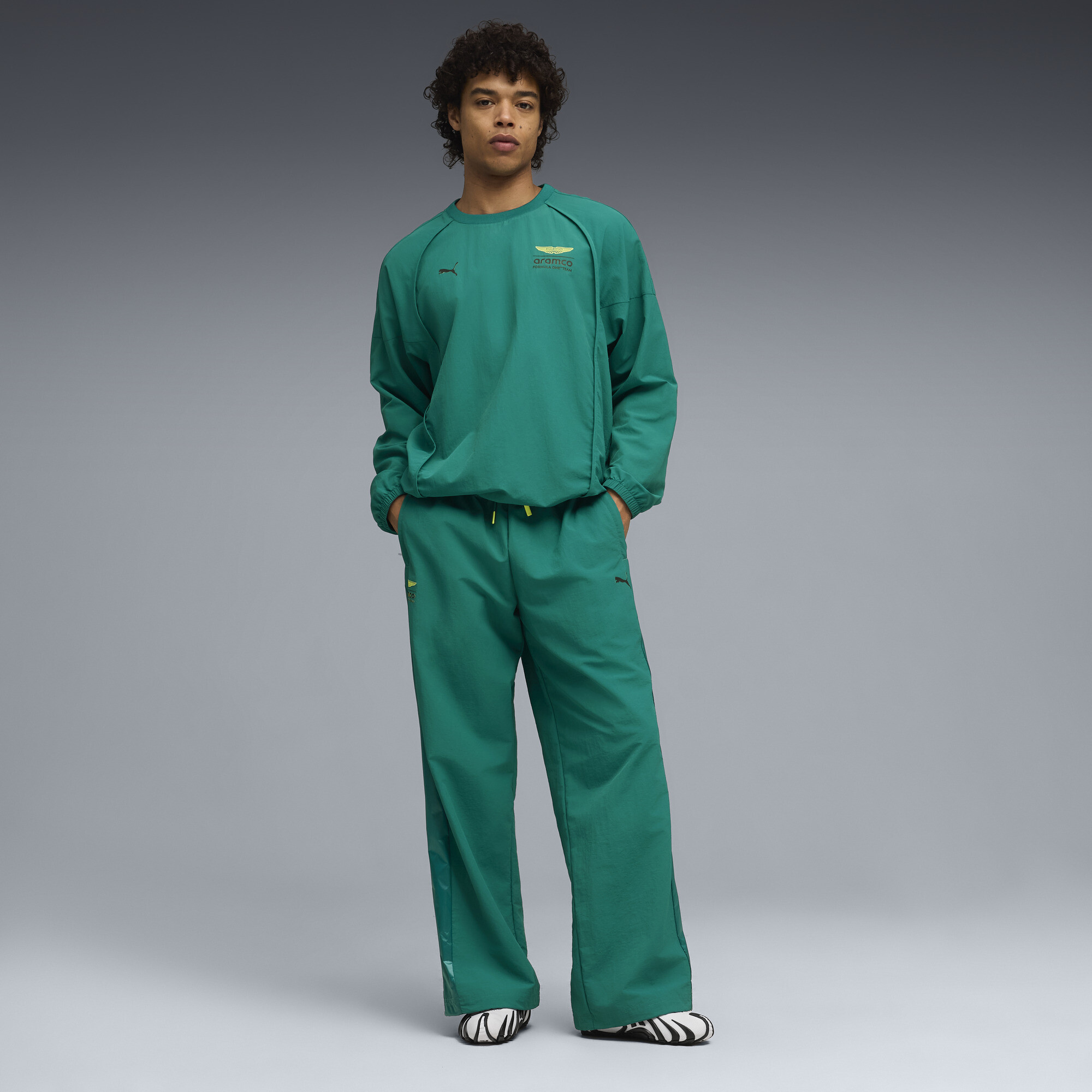 PUMA x ASTON MARTIN ARAMCO F1® TEAM Lifestyle relaxte broek voor Heren, Groen, Maat XS thumbnail 2
