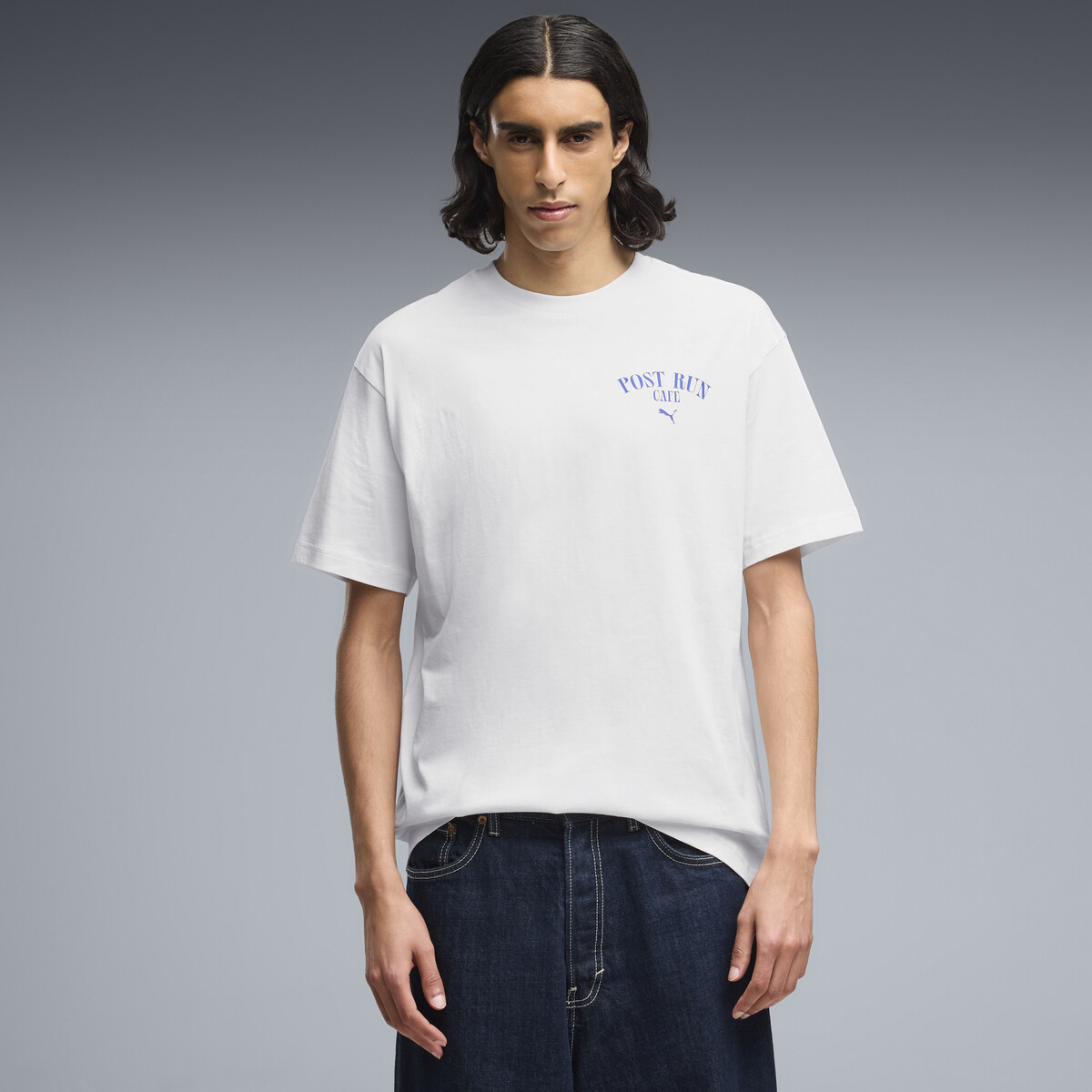 Graphic PUMA Cafe Relaxed T-Shirt Men in White, Medium