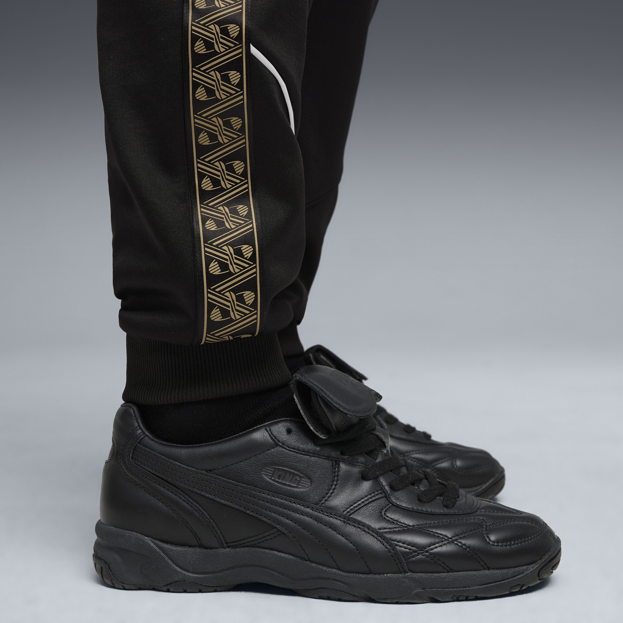 PUMA KING Anthem voetbalbroek voor Heren, Zwart/Goud, Maat L thumbnail 2