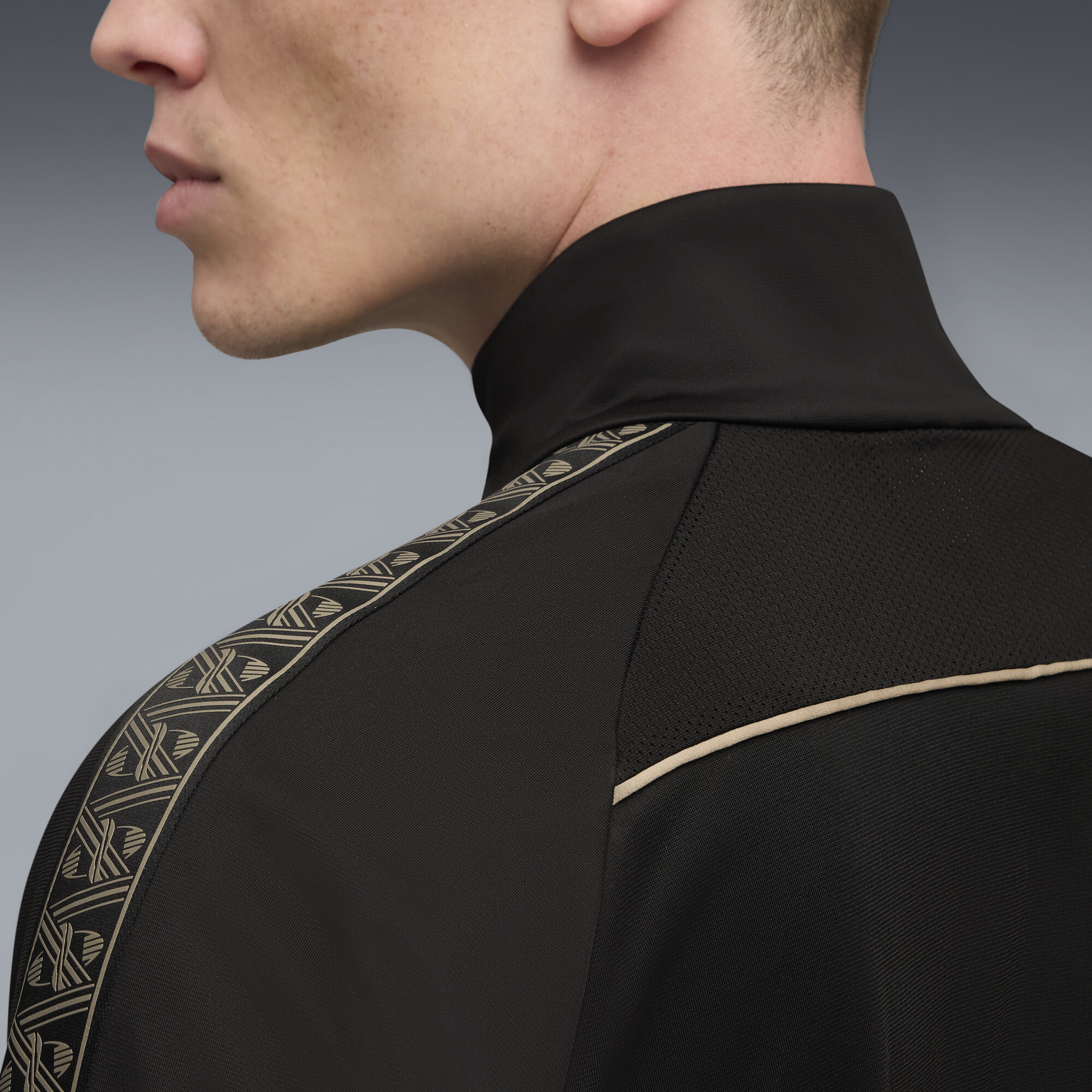 PUMA KINGtouch voetbaltop met kwartrits voor Heren, Zwart/Goud, Maat L thumbnail 4