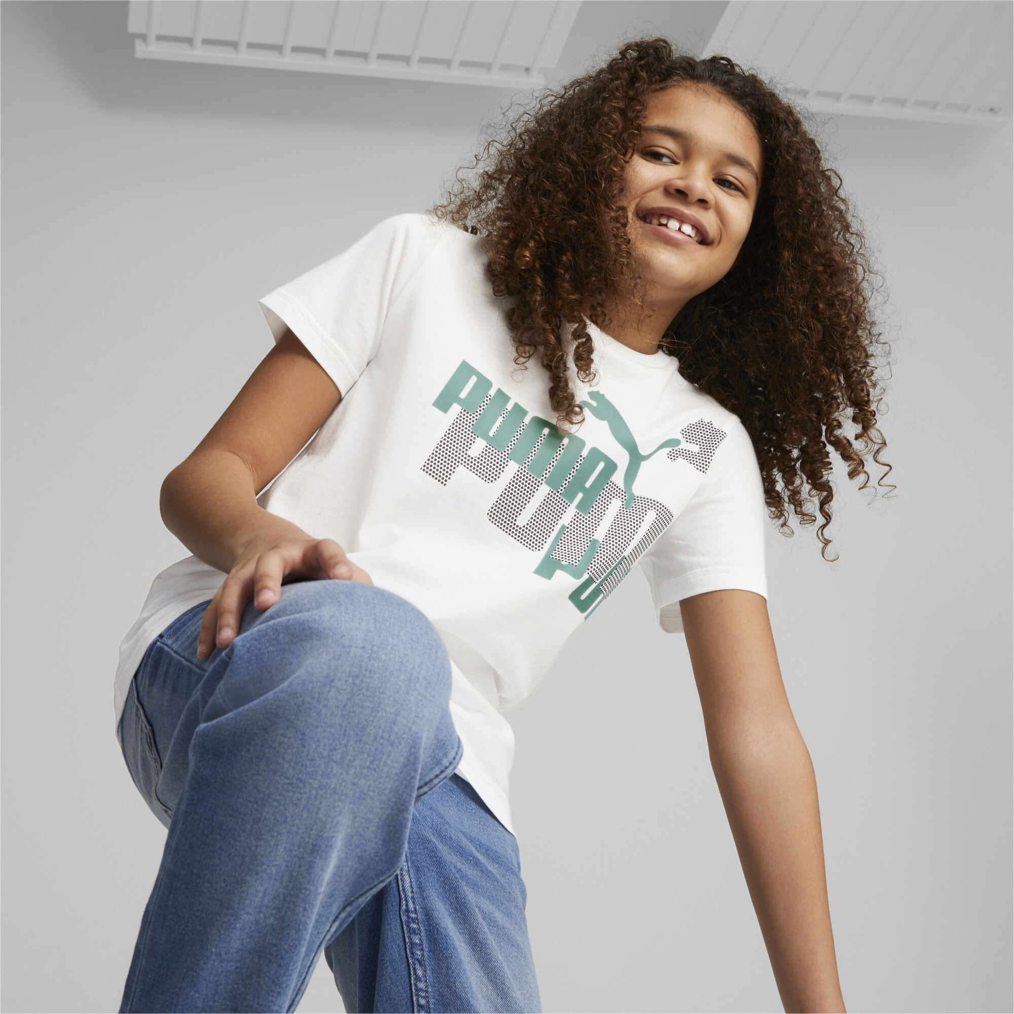 PUMA ESS+ LOGO POWER T-Shirt In White, Size 5-6 Youth